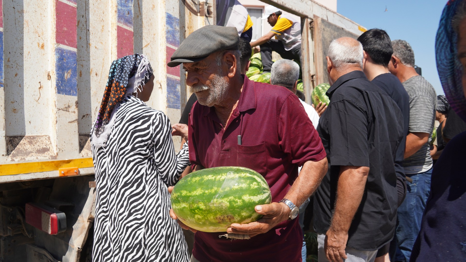 Thumbnail Başkan Tuncer’den Çi̇ftçi̇ye Can Suyu, 36 Ton Karpuz Halkla Buluştu! (10)