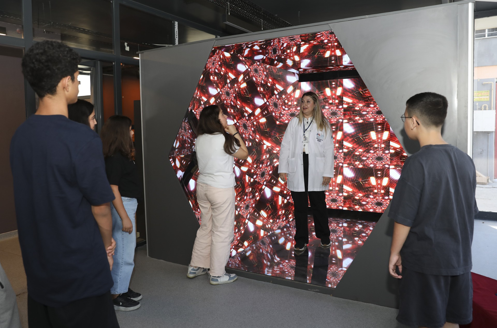 Thumbnail Büyükşehi̇r ‘Aratos Matemati̇k Evi̇’ Öğrenci̇lere Matemati̇ği̇ Sevdi̇ri̇yor (5)