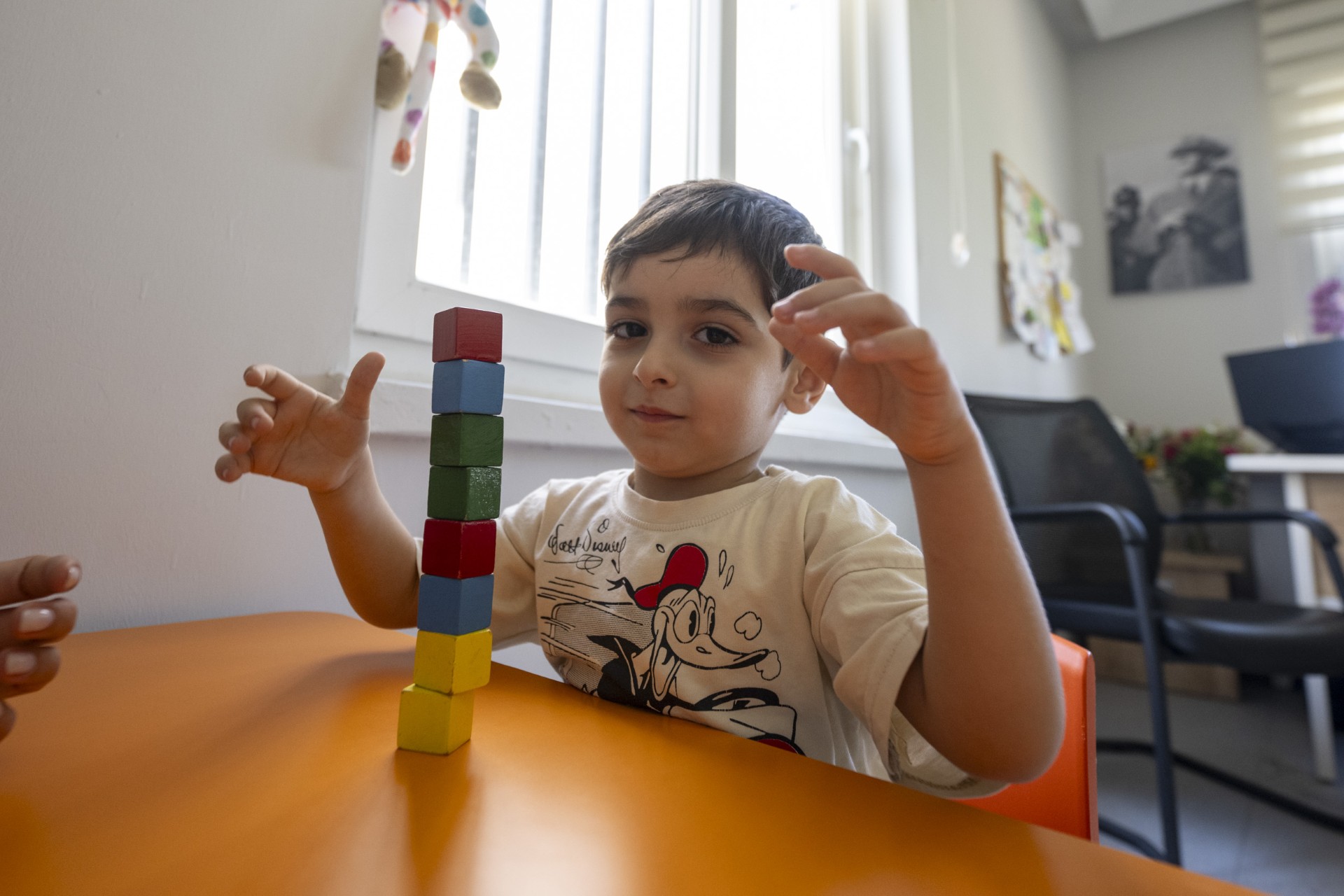 Thumbnail Büyükşehi̇r Oti̇zm Merkezi̇’nde Çocuklarin Geli̇şi̇mi̇ Yakindan Taki̇p Edi̇li̇yor (3)