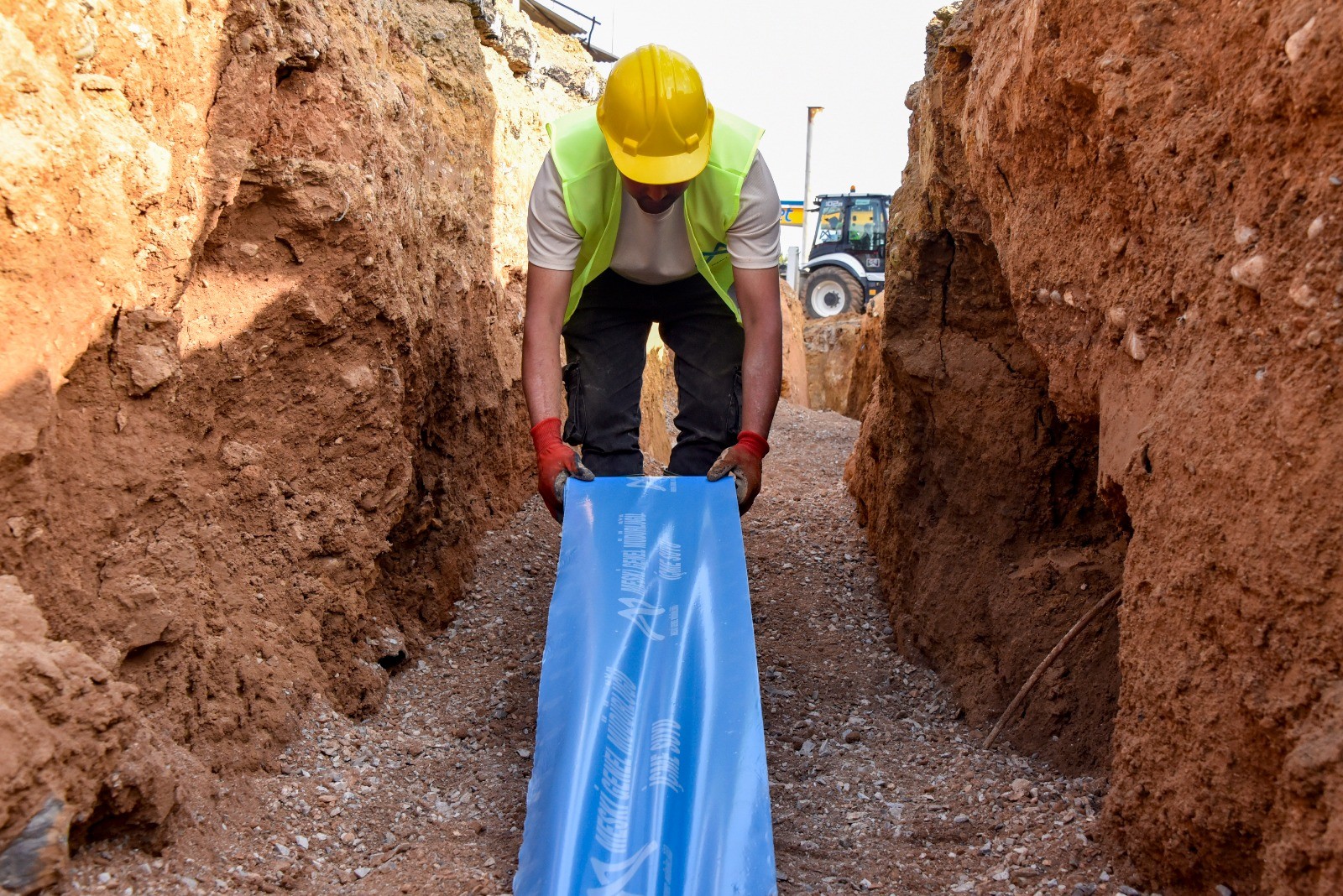 Thumbnail Meski̇, Aydincik İlçesi̇ni̇n İçme Suyu Altyapisini Yeni̇li̇yor (2)