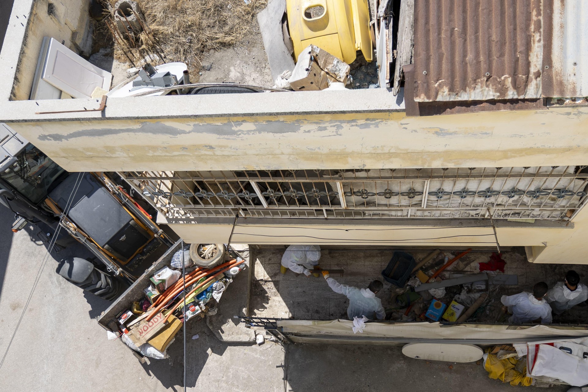 Thumbnail Yenişehir Belediyesi “Çöp Ev” Niteliğindeki Meskenden 10 Kamyon Çöp Çıkardı (1)