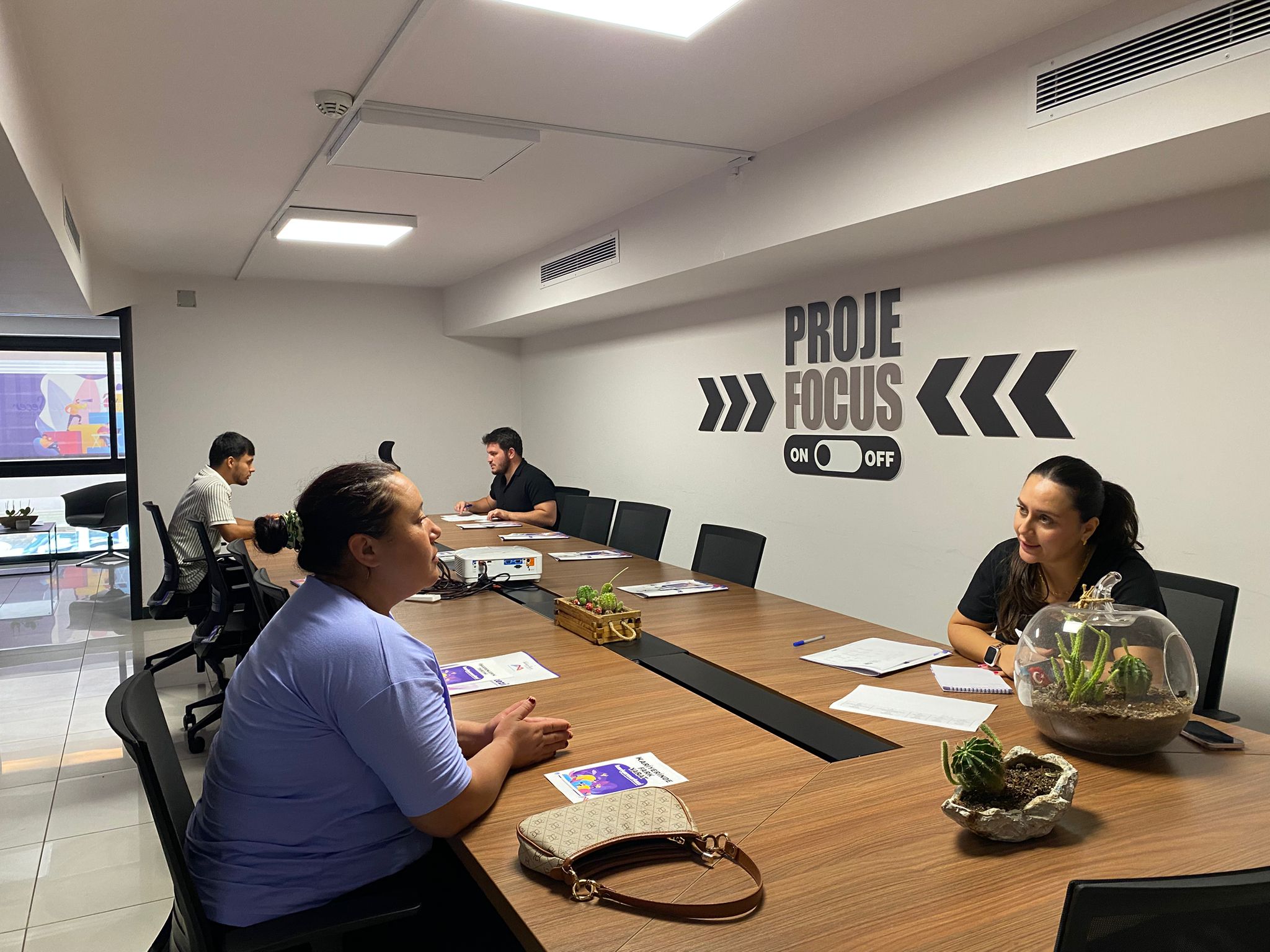 Kari̇yer Merkezi̇ İş Gücü Pi̇yasasi’na Yöneli̇k Hi̇zmetler Sunuyor (1)