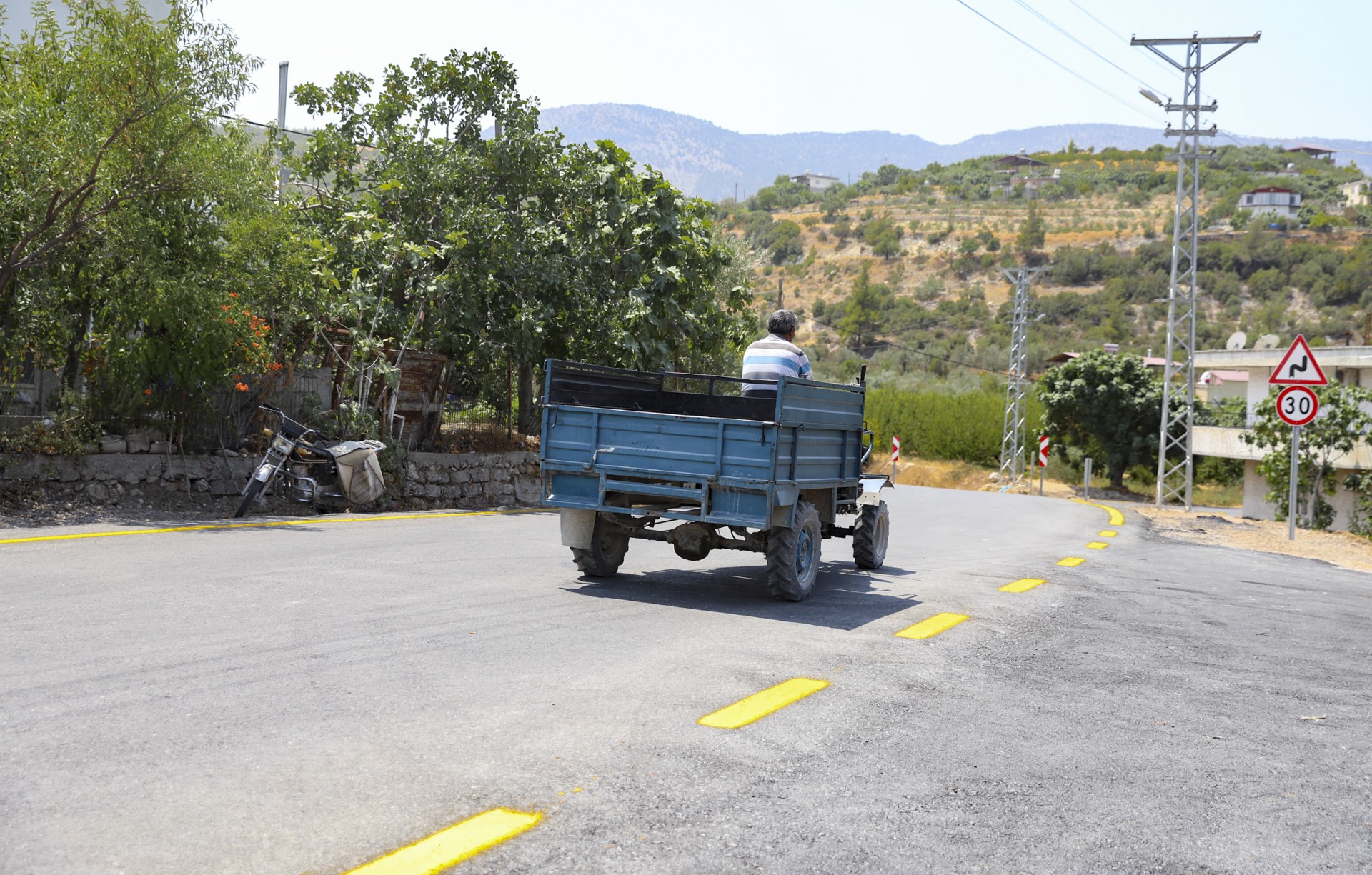 Thumbnail Büyükşehi̇r Eki̇pleri̇ Gülnar’a En Güzel Yollari Ulaştiriyor (5)
