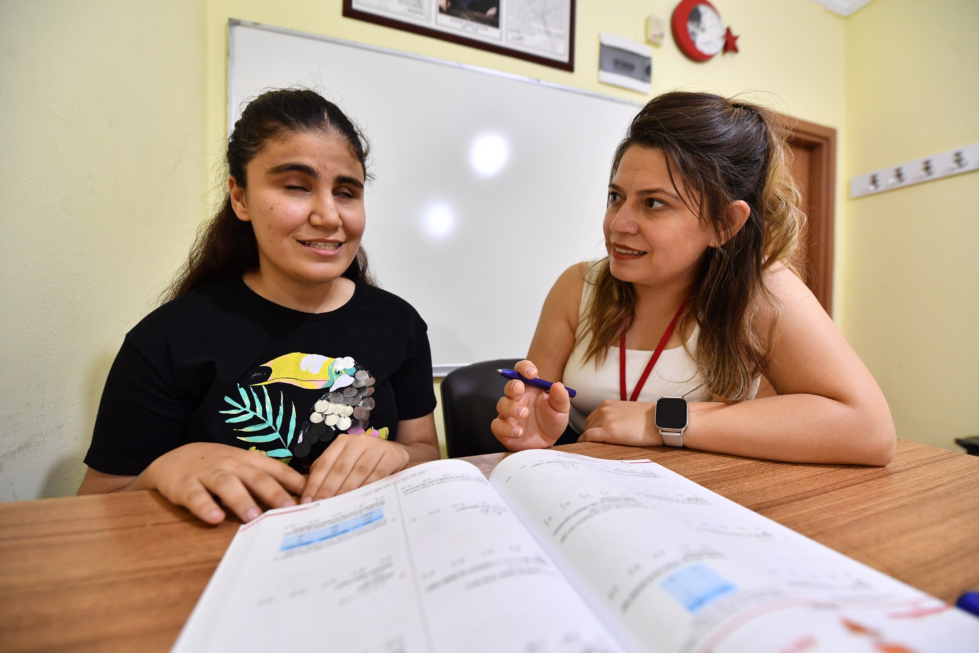 Thumbnail Mersi̇n Büyükşehi̇r Görme Engelli̇ Nazali̇n’e Eği̇ti̇m Yolculuğunda Işik Oldu (2)