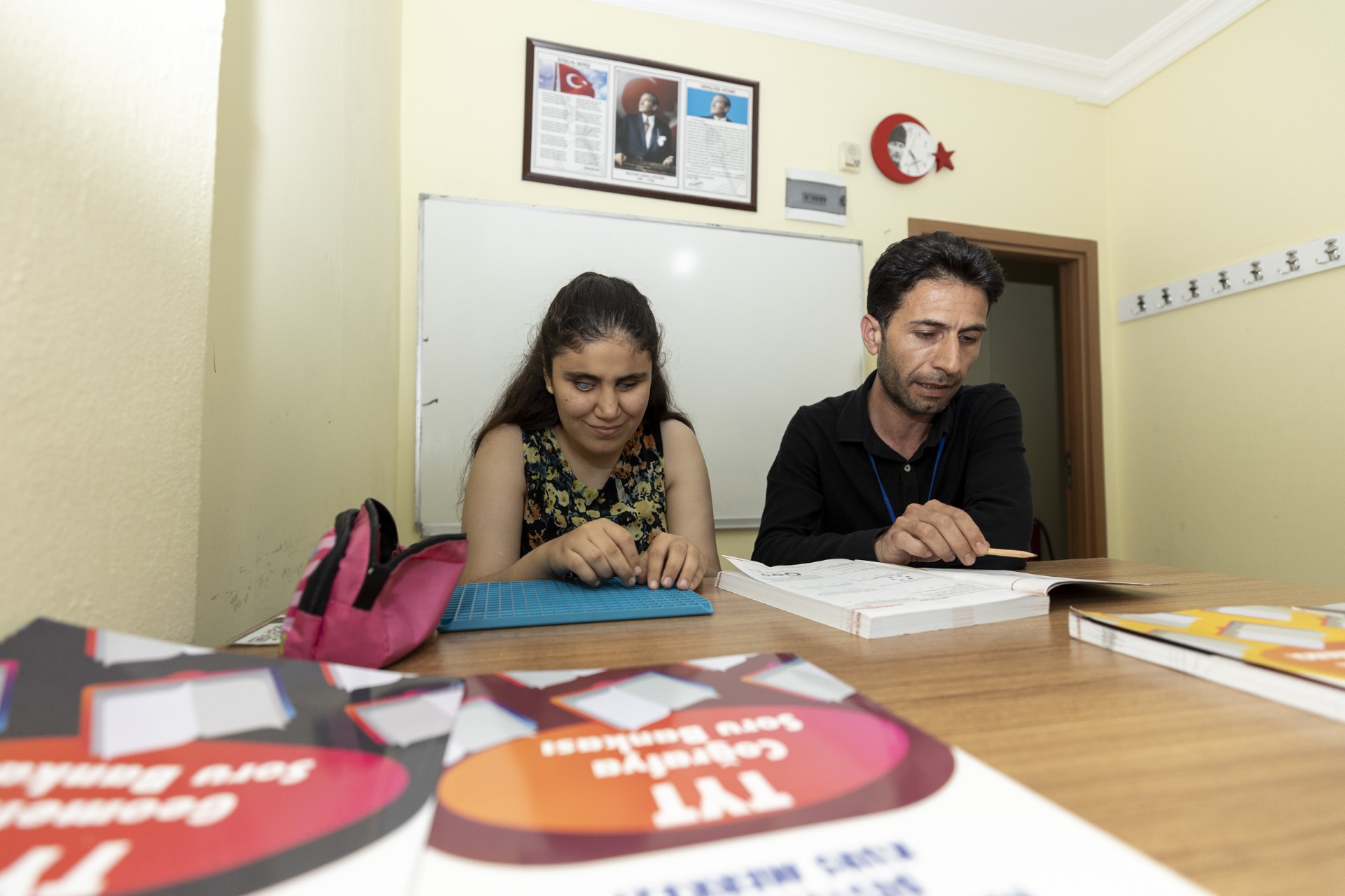 Thumbnail Mersi̇n Büyükşehi̇r Görme Engelli̇ Nazali̇n’e Eği̇ti̇m Yolculuğunda Işik Oldu (6)