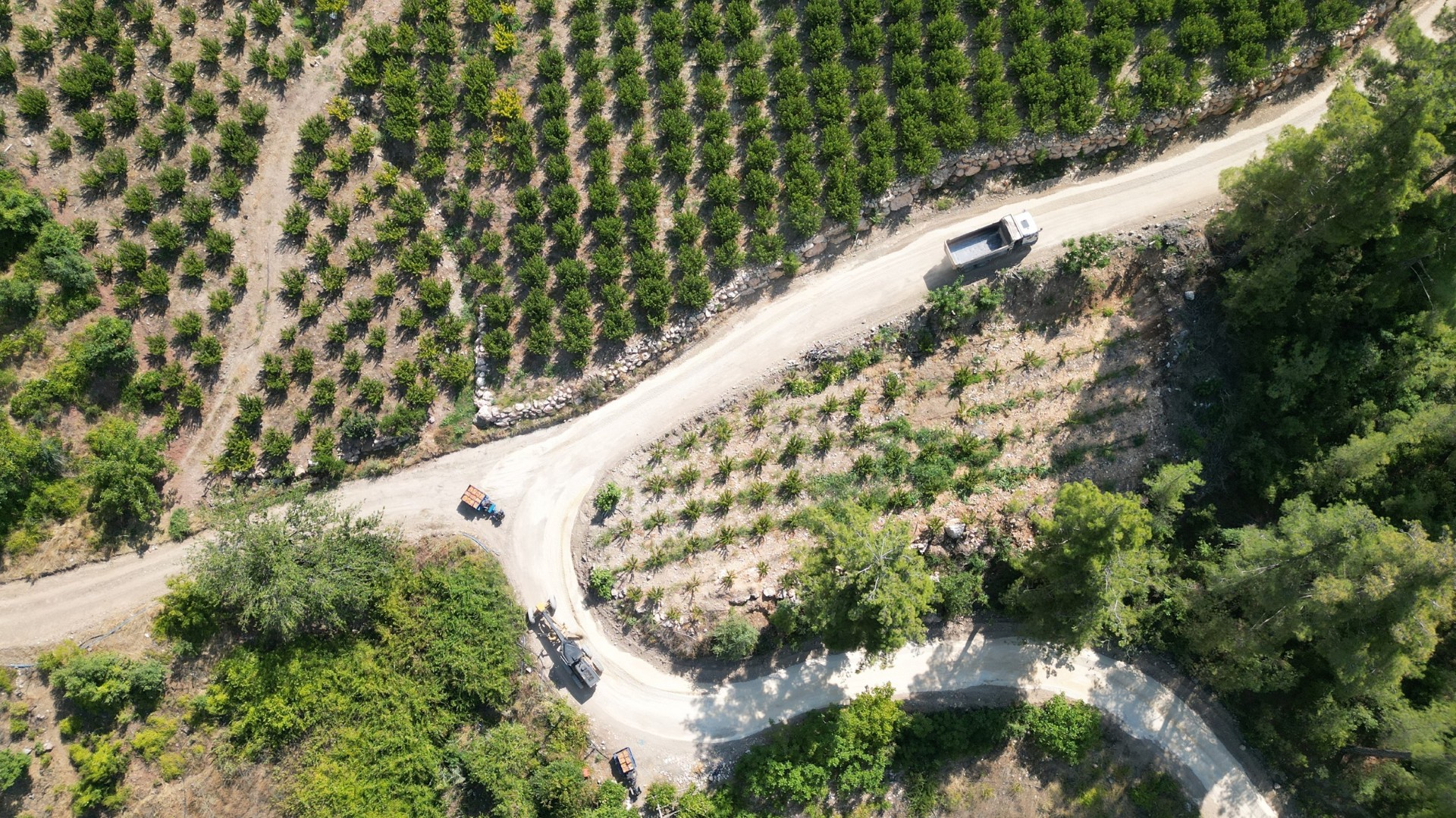 Thumbnail Mezi̇tli̇ Beledi̇yesi̇’nden Altyapi Ve Üstyapi Hi̇zmetleri̇nde Kesi̇nti̇si̇z Çalişma (3)