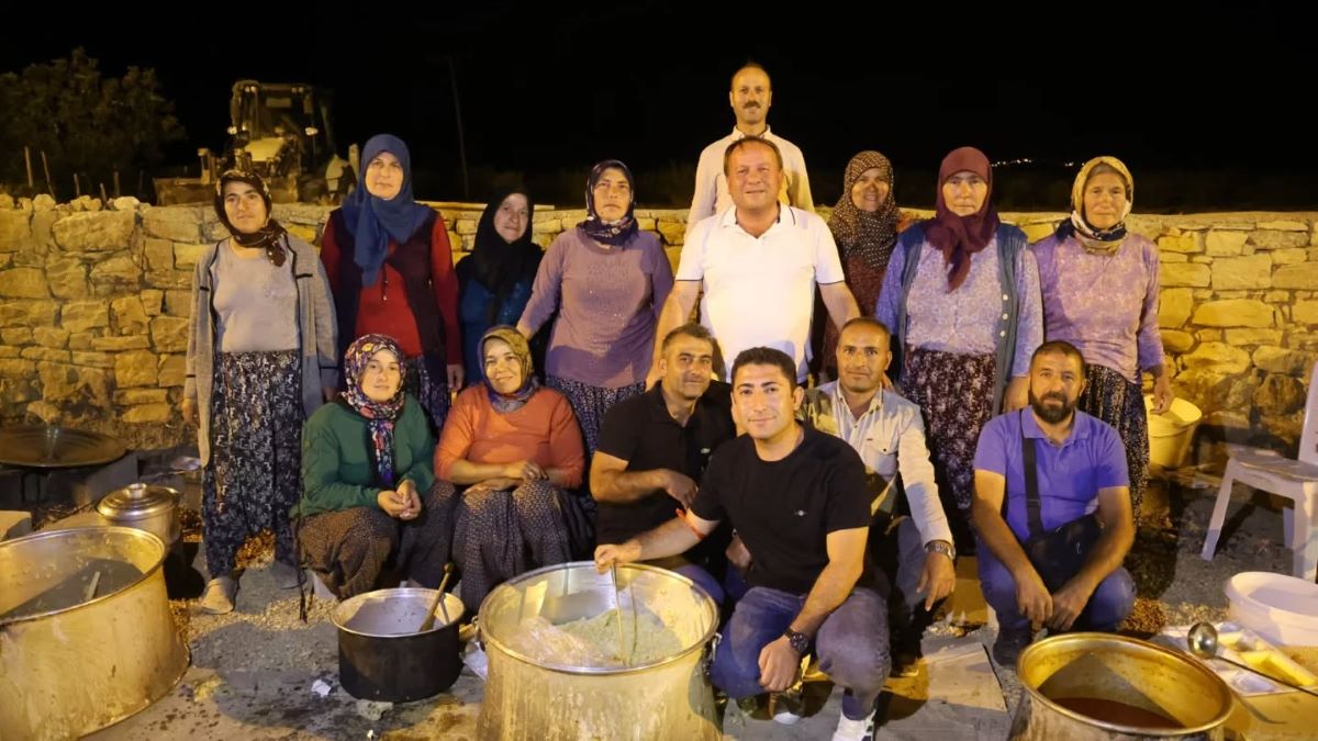 Karacaoglan Gecesinde Kazanlar Kaynadi