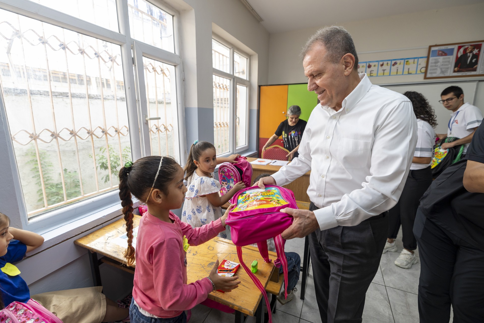 Thumbnail 1. Sinif Öğrenci̇leri̇ni̇n İlk Çantalari Başkan Seçer’den (8)