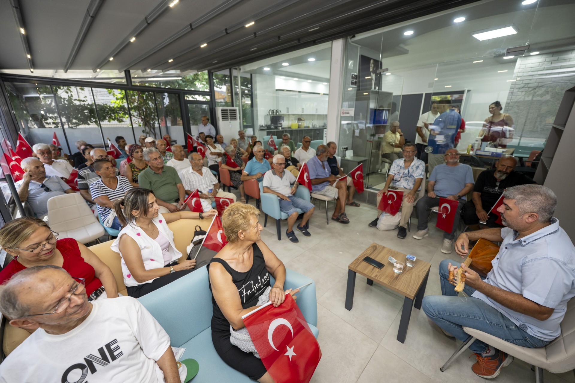 Thumbnail Emekli̇ler, Büyükşehi̇r Beledi̇yesi̇’ni̇n Erdemli̇ Emekli̇ Evi̇’nde Türkülerle Buluştu (5)