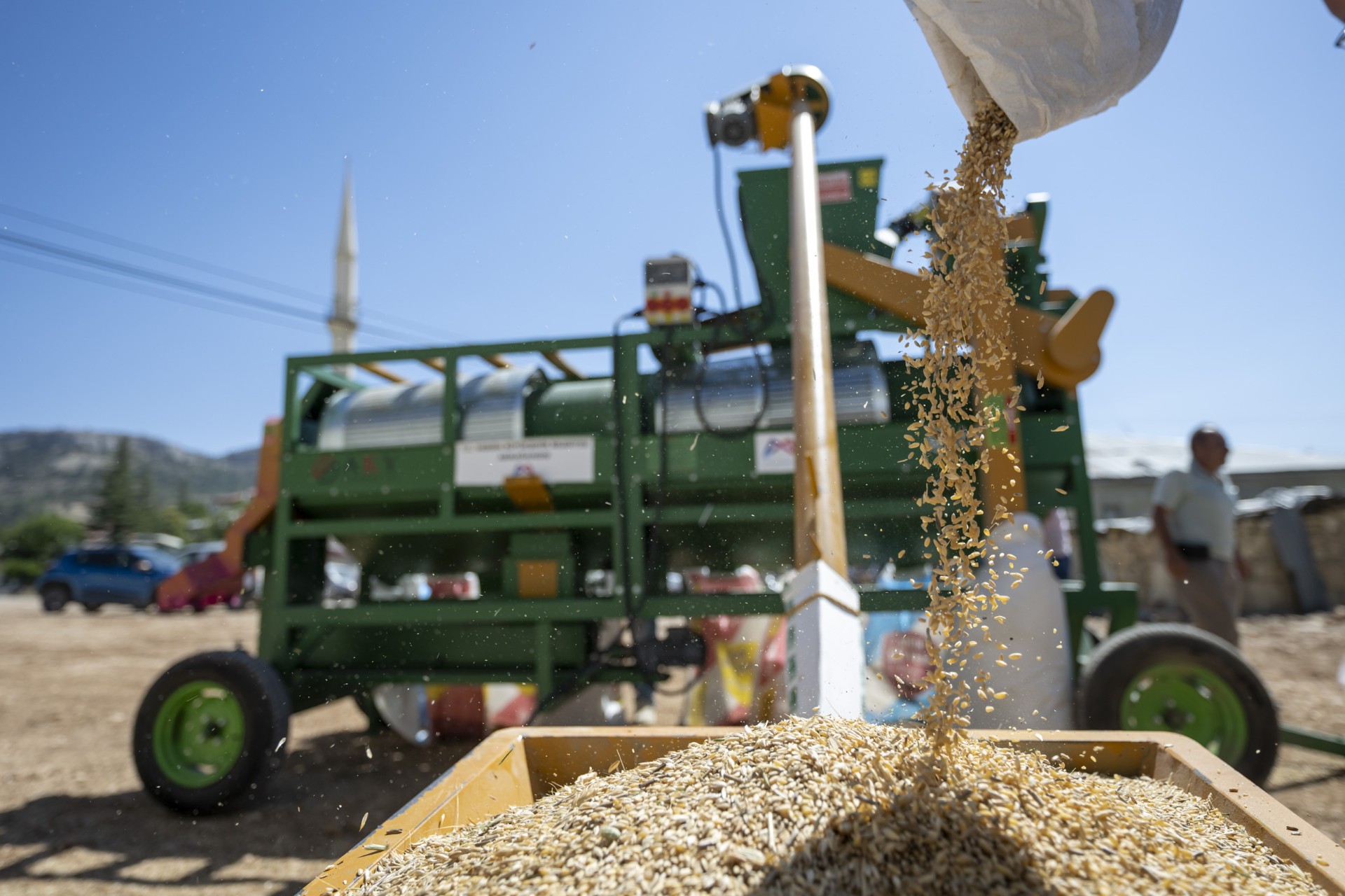 Thumbnail Mersi̇n Büyükşehi̇r’den Üreti̇ci̇lere ‘Tohum Eleme Maki̇nesi̇’ Desteği̇ (7)