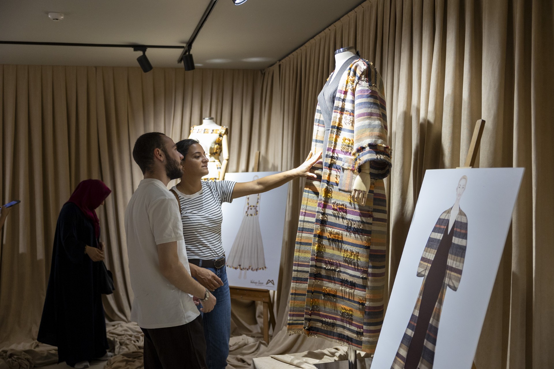 Thumbnail ‘Mersi̇n Dokumalari Kiyafet Sergi̇si̇’, Tarsus Üni̇vesi̇tesi̇ Öğrenci̇leri̇ne İlham Oldu (2)