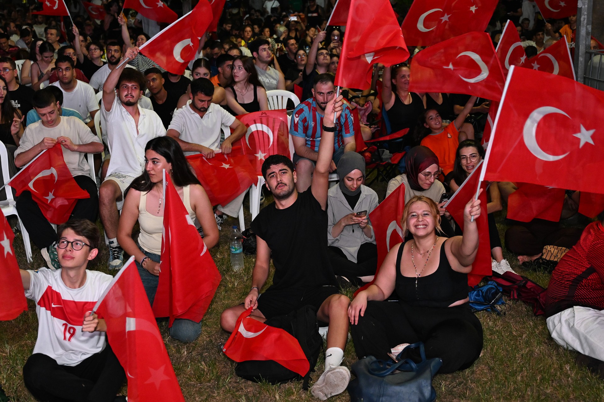 Thumbnail Mersi̇nli̇ler Dev Fi̇nal Heyecanini Dev Ekranda İzledi̇ (1)