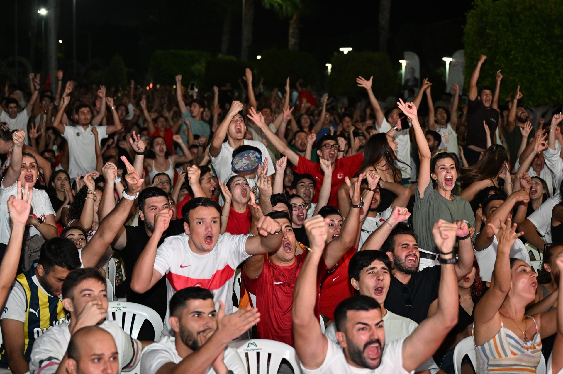 Thumbnail Mersi̇nli̇ler Dev Fi̇nal Heyecanini Dev Ekranda İzledi̇ (3)