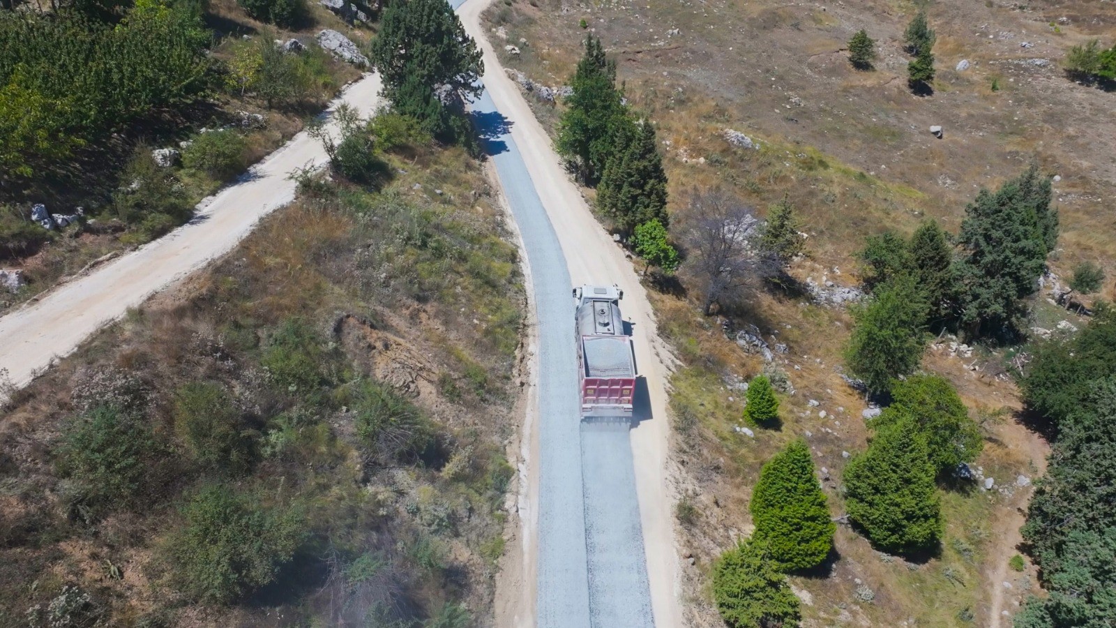 Thumbnail Meski̇’den Mezi̇tli̇’de Modern Ve Konforlu Yol Aği Çalişmasi (3)