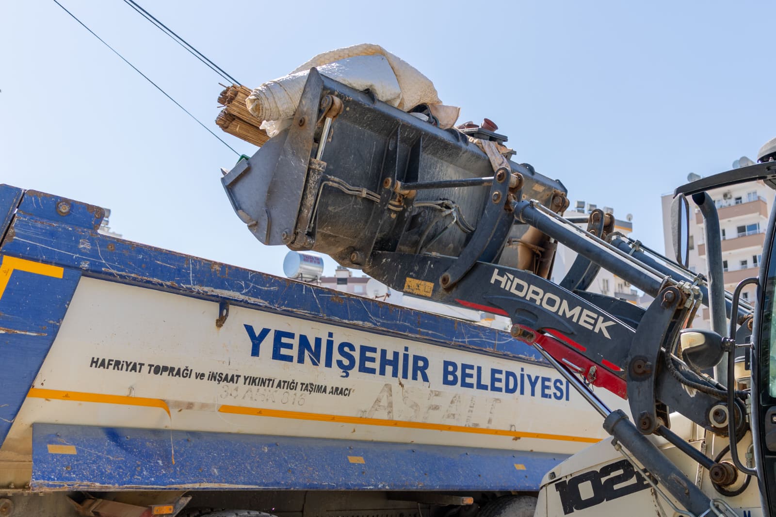 Yenişehir Belediyesi “Çöp Ev” Niteliğindeki Meskenden Bir Kamyon Çöp Çıkardı (2)