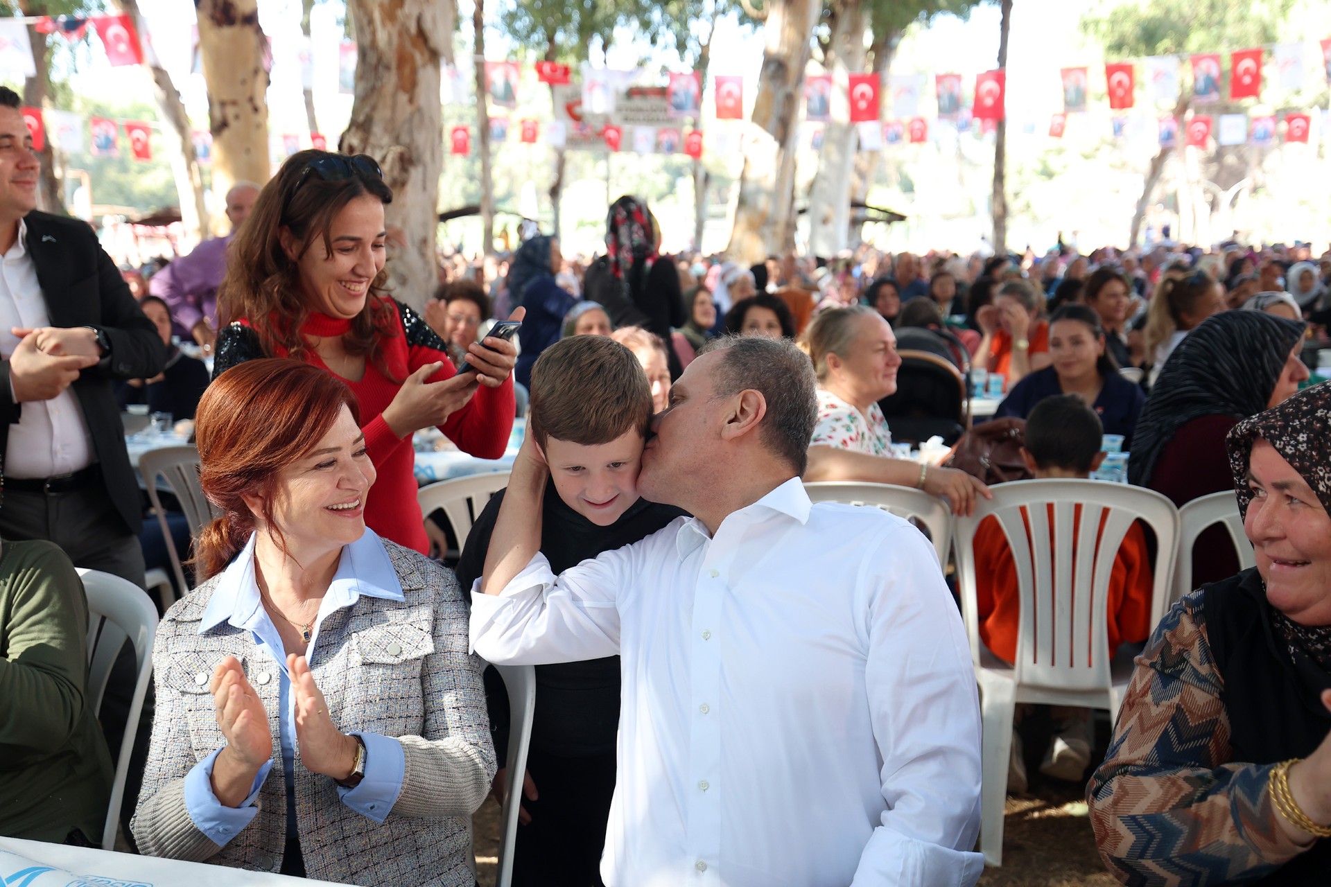 Thumbnail Başkan Seçer İle Meral Seçer, ‘Dünya Kadin Çi̇ftçi̇ler Günü’ Etki̇nli̇ği̇ne Katildi (4)