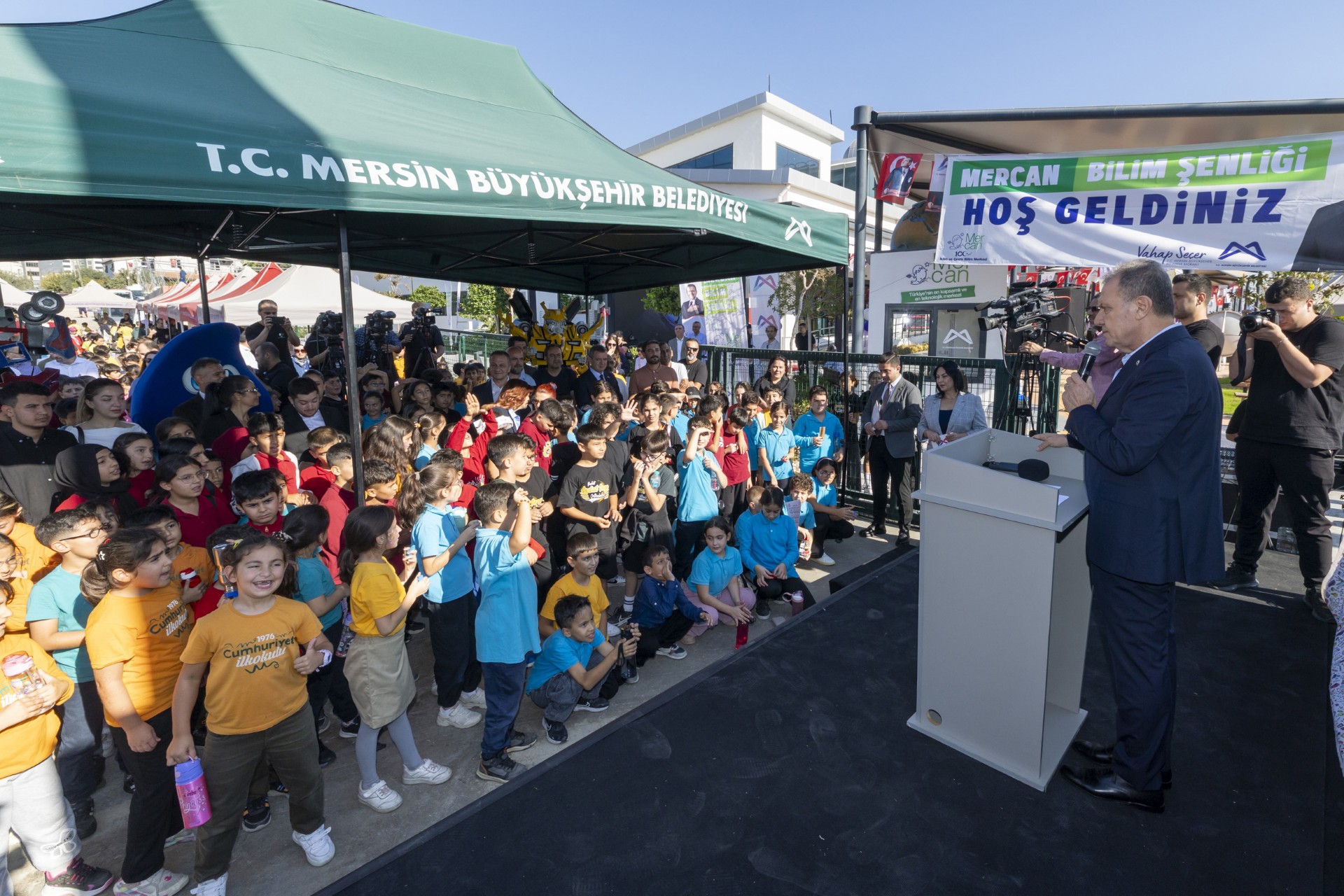 Thumbnail Başkan Seçer Ve Meral Seçer, Geleceği̇n Bi̇li̇m İnsanlari İle ‘2. Mercan Bi̇li̇m Şenli̇ği̇’nde Buluştu (10)