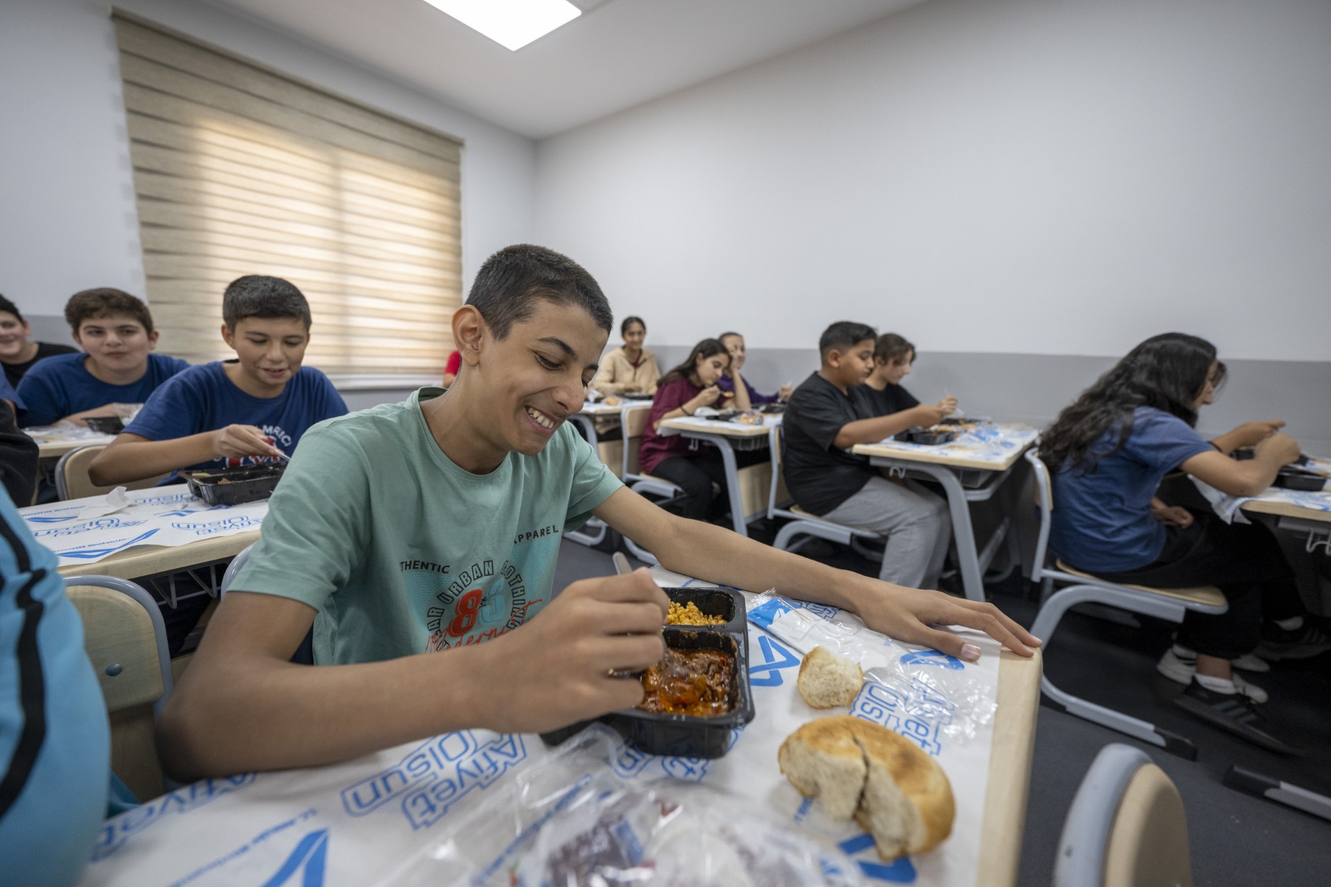 Thumbnail Lgs’ye Hazirlanan Öğrenci̇leri̇n Öğle Yemeği̇ Yi̇ne Büyükşehi̇r’den… (3)