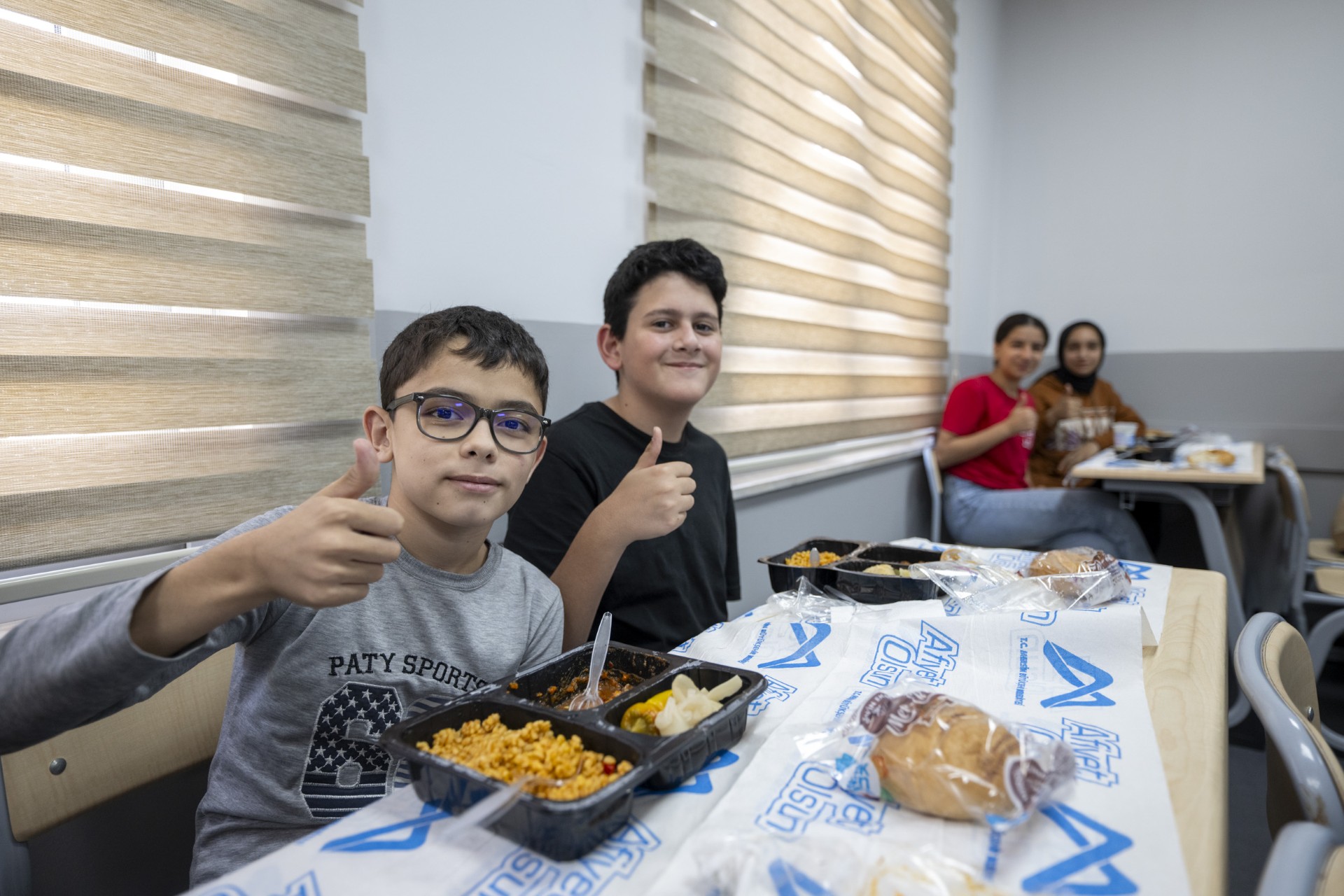 Thumbnail Lgs’ye Hazirlanan Öğrenci̇leri̇n Öğle Yemeği̇ Yi̇ne Büyükşehi̇r’den… (6)