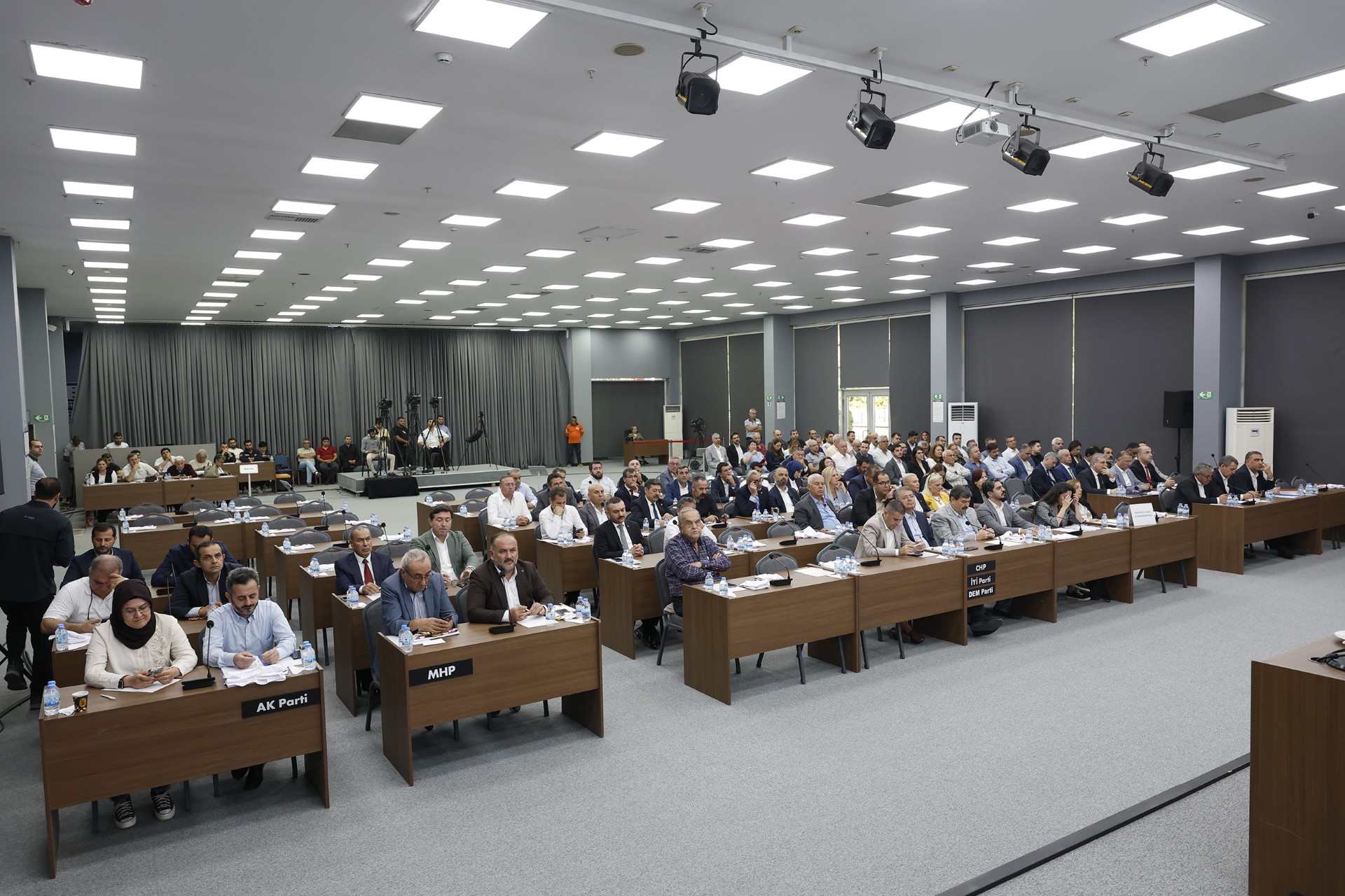 Thumbnail Mersi̇n Büyükşehi̇r Beledi̇ye Mecli̇si̇’ni̇n Eki̇m Ayi 2. Bi̇rleşi̇mi̇ Gerçekleşti̇ri̇ldi̇ (1)