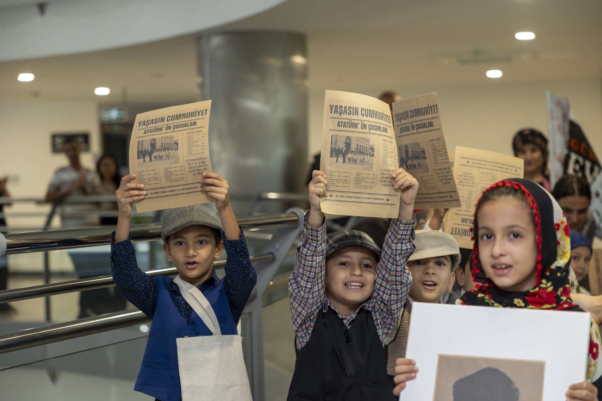 Thumbnail Öğrenci̇ler, Cumhuri̇yet Coşkusunu Başkan Seçer’le Paylaşti (2)