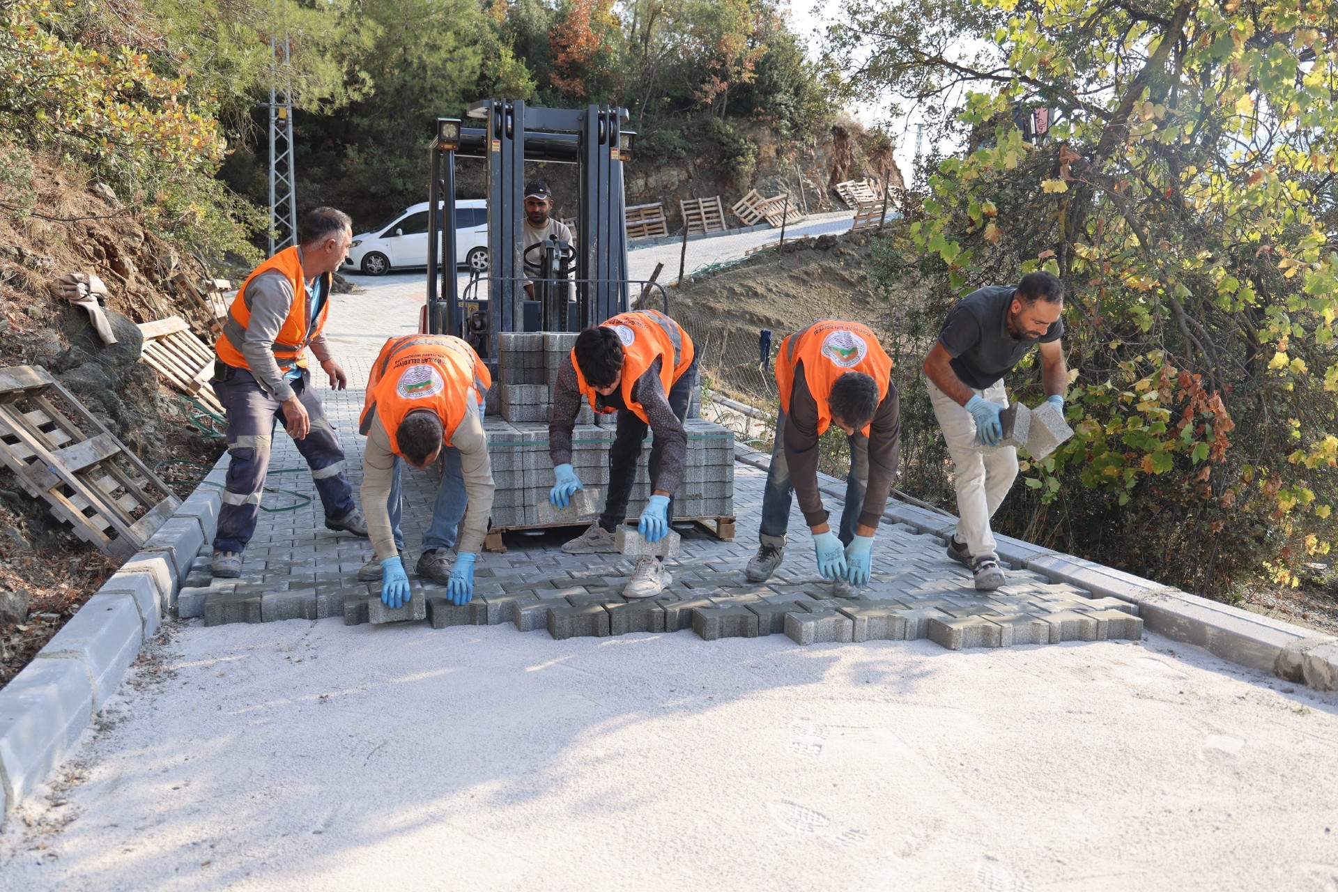 Thumbnail Aladağ Mah.kilit Parke Yol Çalışması (2)