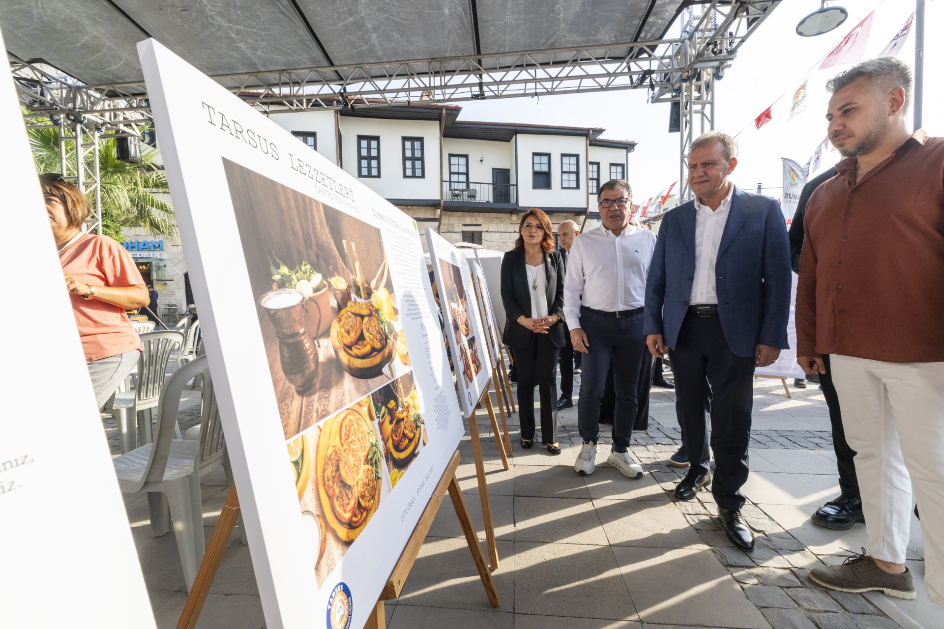 Thumbnail Başkan Seçer, 4. Uluslararasi Tarsus Festi̇vali̇’nde Kadi̇m Tatlarin Yeni̇li̇kle Buluştuğu ‘Gastronomi̇ Show’a Katildi (11)