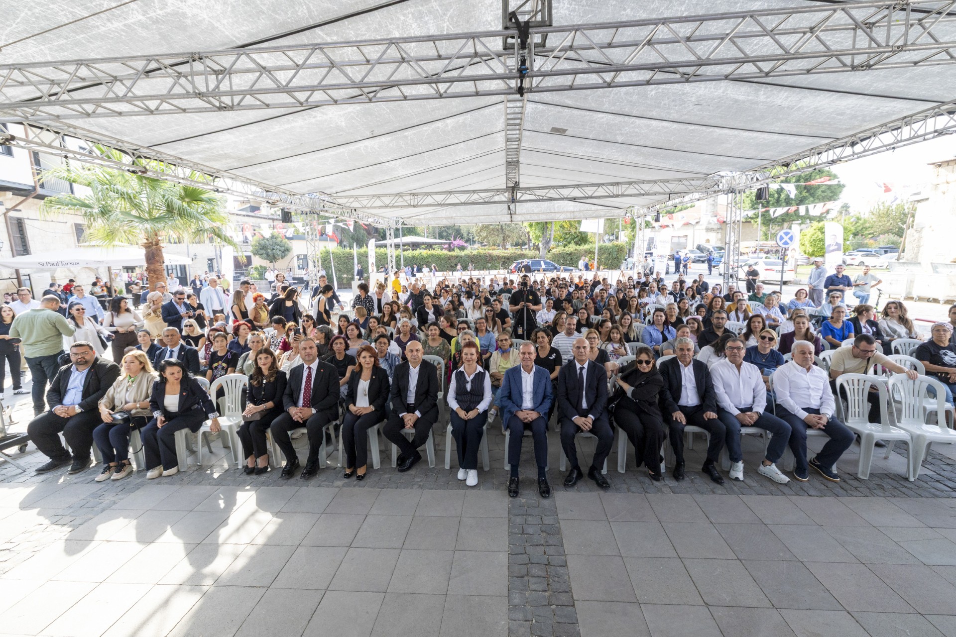 Thumbnail Başkan Seçer, 4. Uluslararasi Tarsus Festi̇vali̇’nde Kadi̇m Tatlarin Yeni̇li̇kle Buluştuğu ‘Gastronomi̇ Show’a Katildi (4)