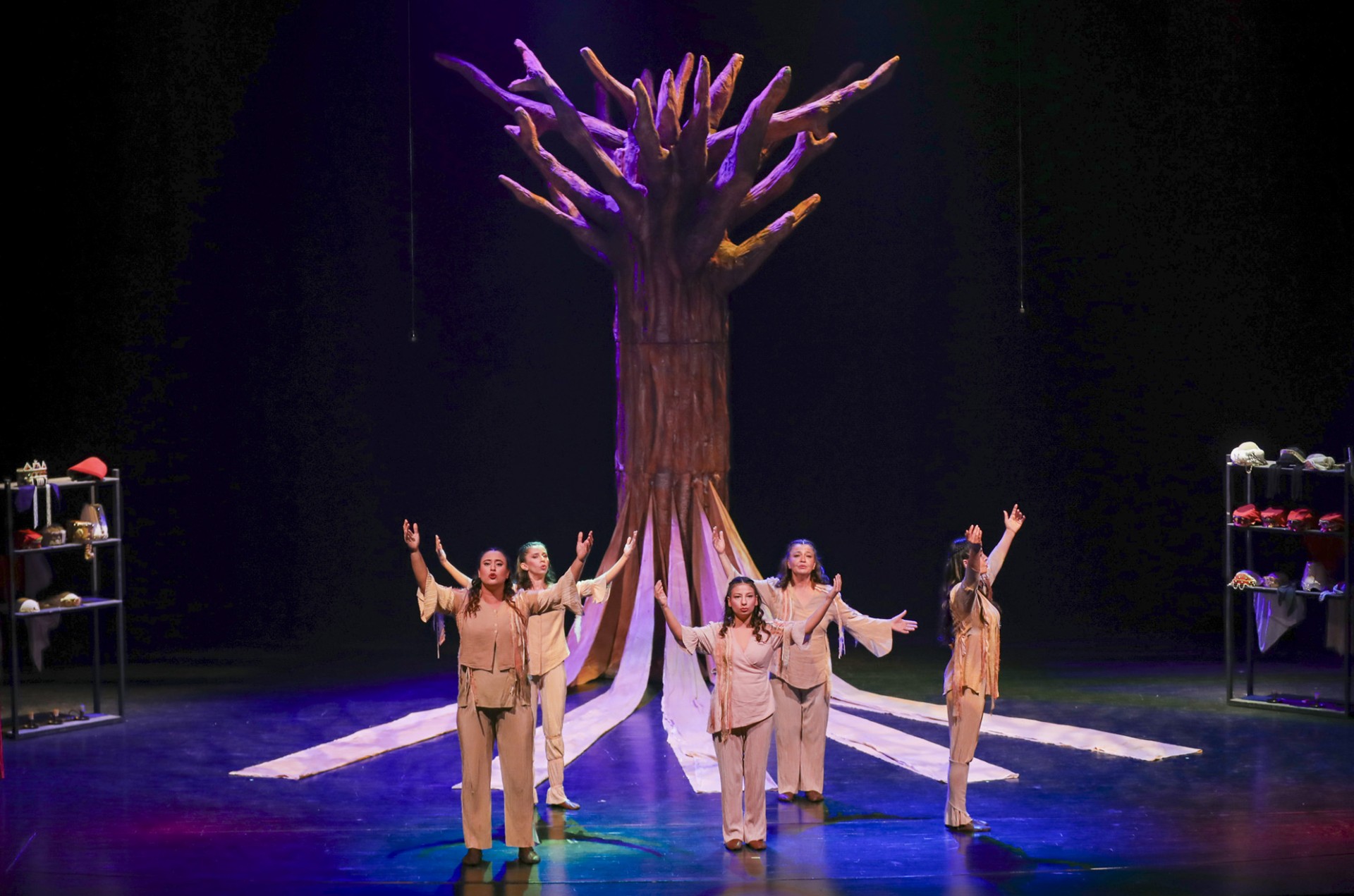 Thumbnail ‘Ben Anadolu’ Oyunu Perdeleri̇ni̇ Büyükşehi̇r’i̇n Emekli̇ Evi̇ Üyeleri̇’ne Açti (2)