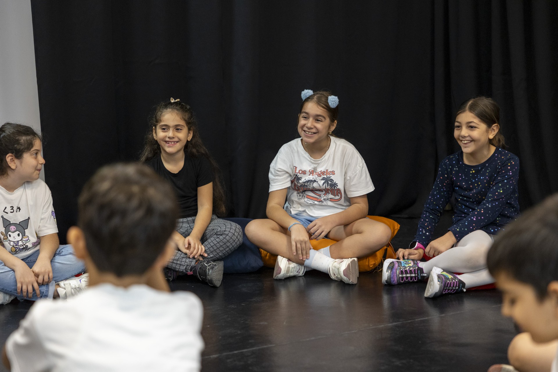 Thumbnail Büyükşehi̇r Beledi̇yesi̇’ni̇n Ti̇yatro Kursu’na Yoğun İlgi̇ (4)