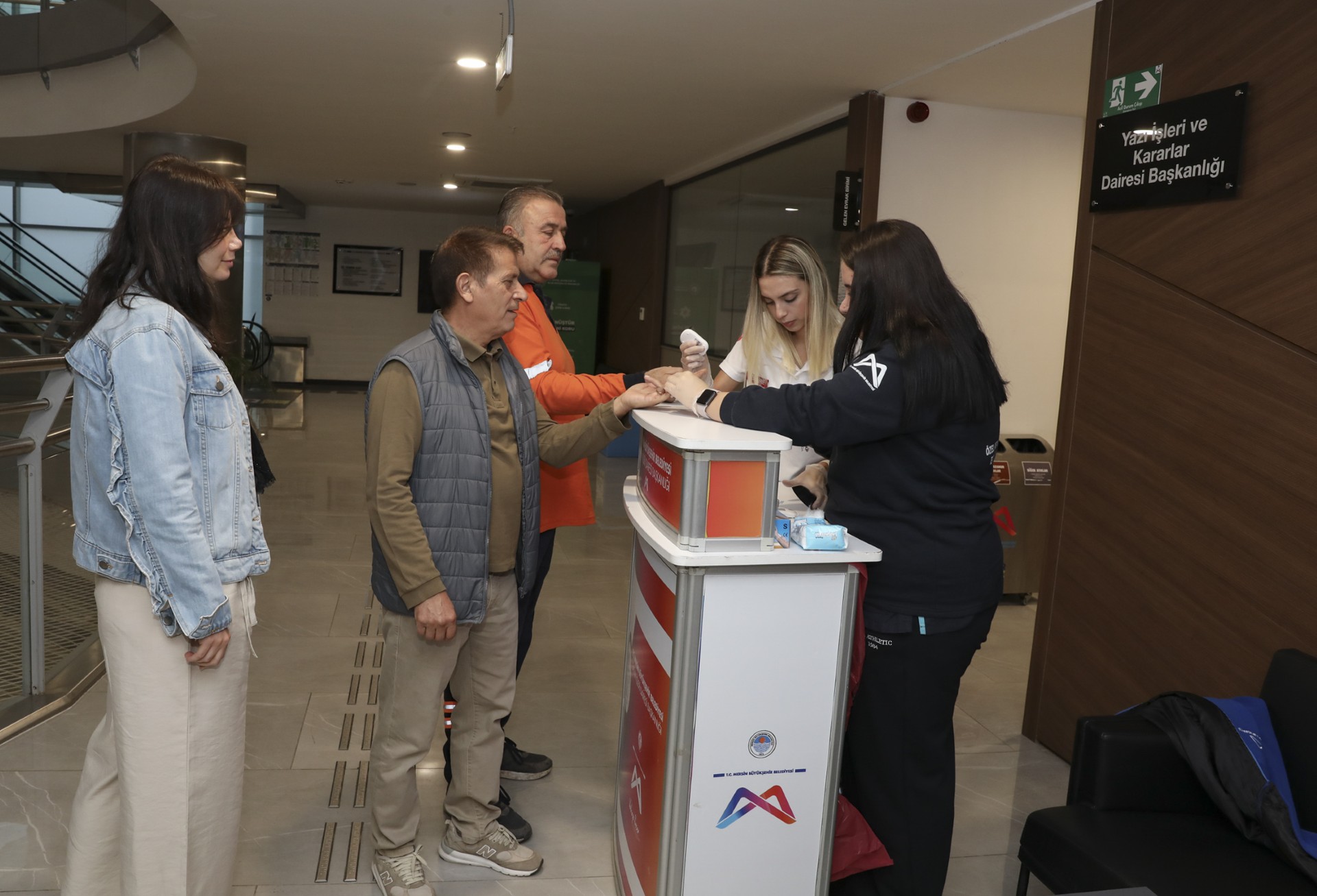 Thumbnail Büyükşehi̇r ‘Dünya Di̇yabet Günü’ Kapsaminda Beledi̇ye Personeli̇’ni̇n Şeker Ölçümünü Yapti (4)