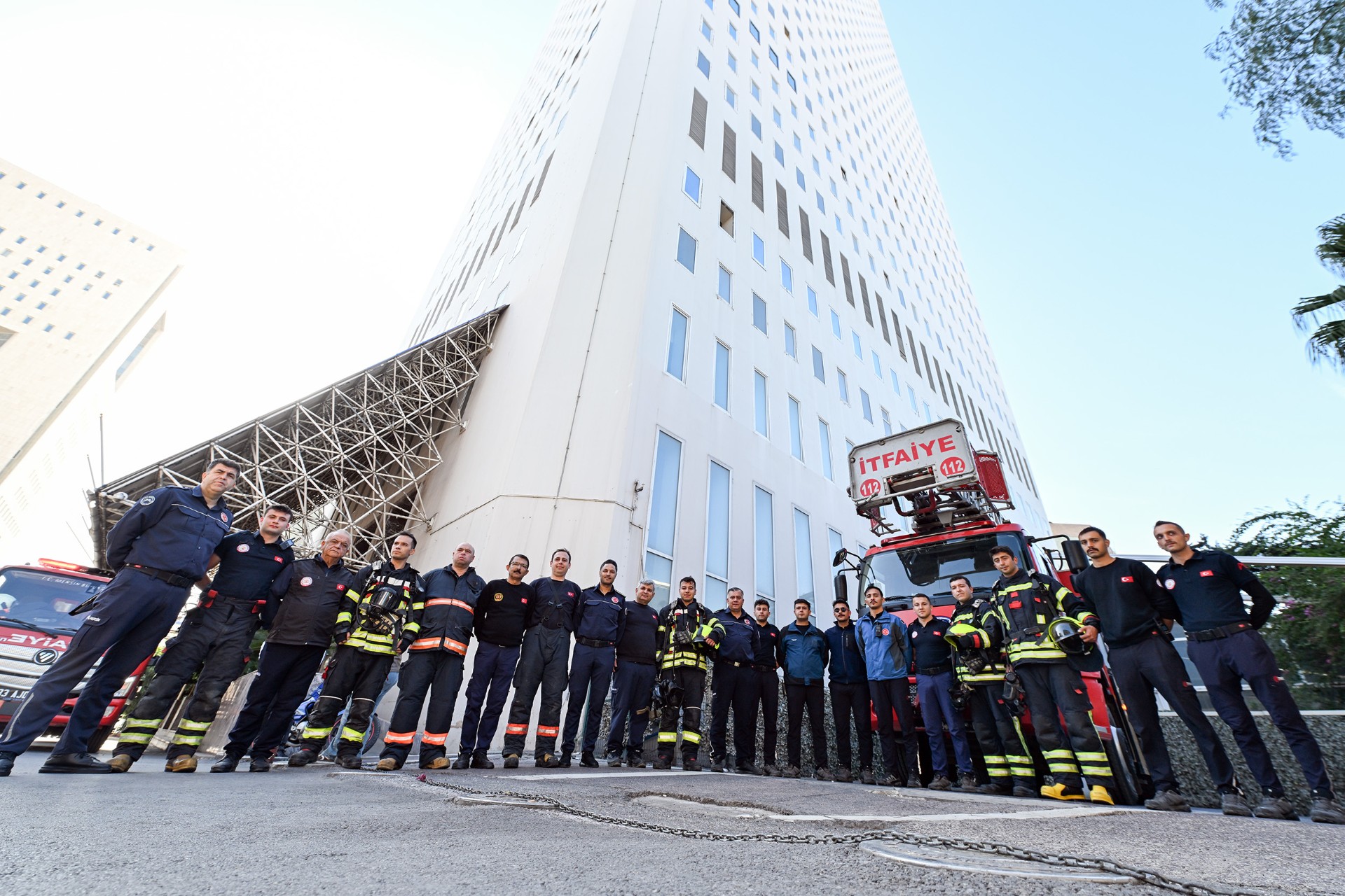 Thumbnail Büyükşehi̇r İtfai̇yesi̇ Metropol İş Merkezi̇’nde Yangin Tatbi̇kati Gerçekleşti̇rdi̇ (1)