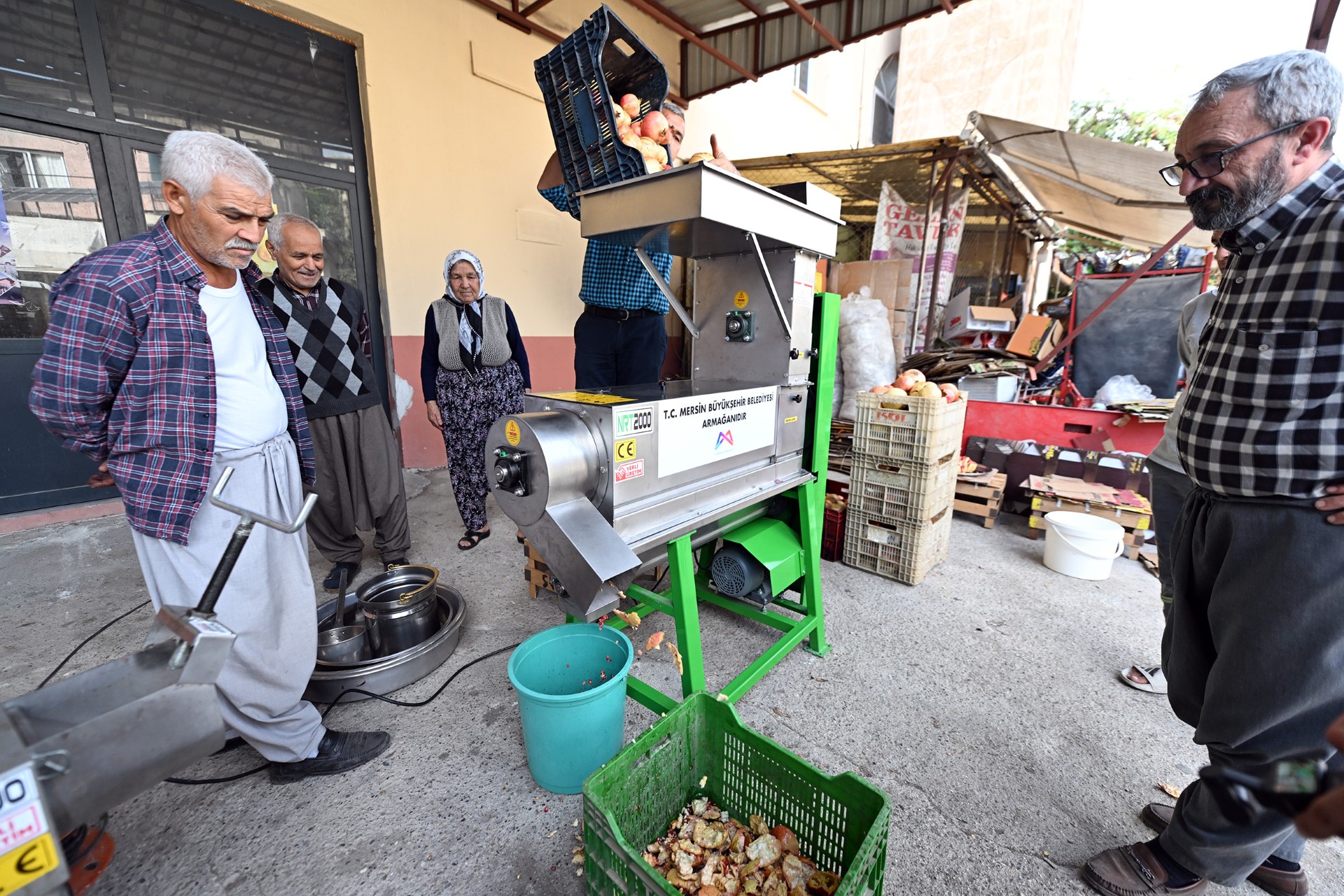 Thumbnail Büyükşehi̇r’den Üreti̇ci̇lere Nar Taneleme Ve Sikma Maki̇nesi̇ Desteği̇ (1)