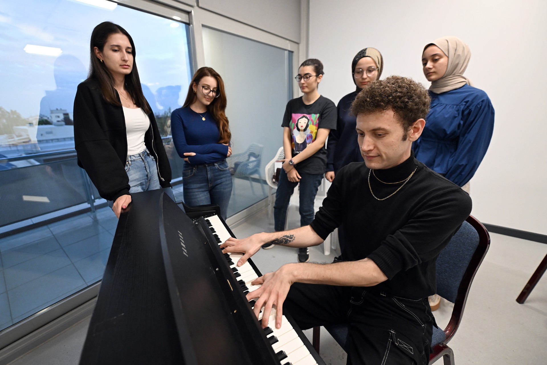 Thumbnail Mersi̇n Büyükşehi̇r’i̇n Ücretsi̇z Enstrüman Kurslarina Yoğun İlgi̇ (2)