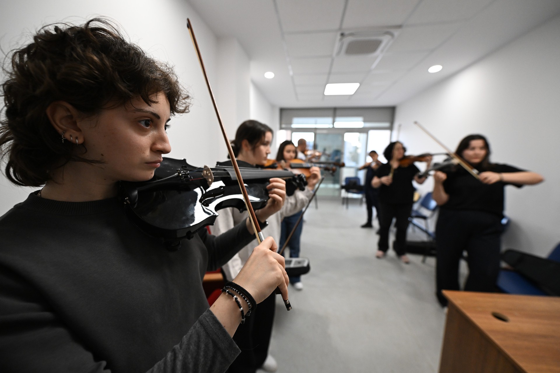 Thumbnail Mersi̇n Büyükşehi̇r’i̇n Ücretsi̇z Enstrüman Kurslarina Yoğun İlgi̇ (3)