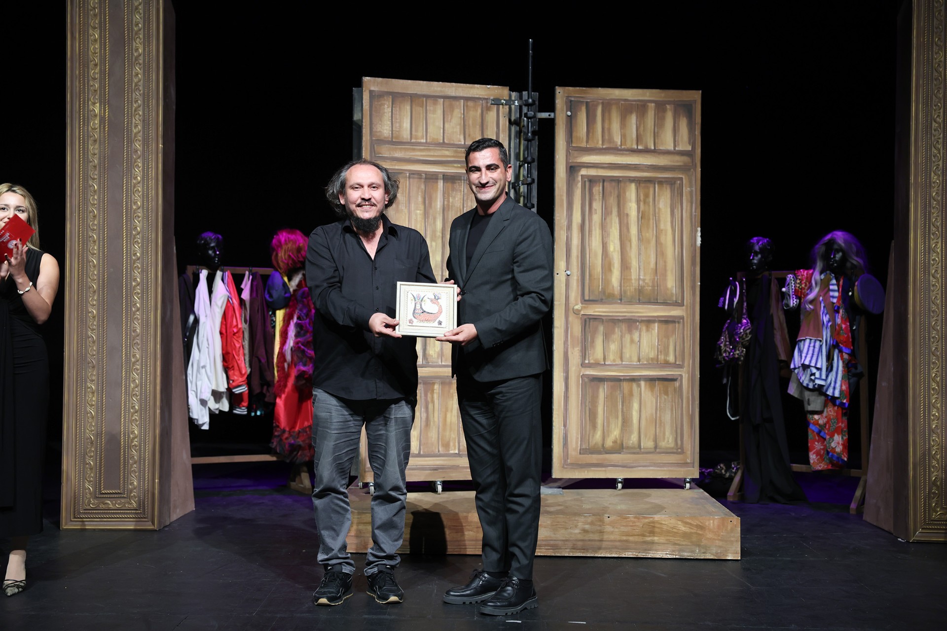 Thumbnail Şehi̇r Ti̇yatrosu’nun Sevi̇len Oyunu Eyvah Nadi̇r İstanbul’da Da Büyük Beğeni̇ Topladi (1)