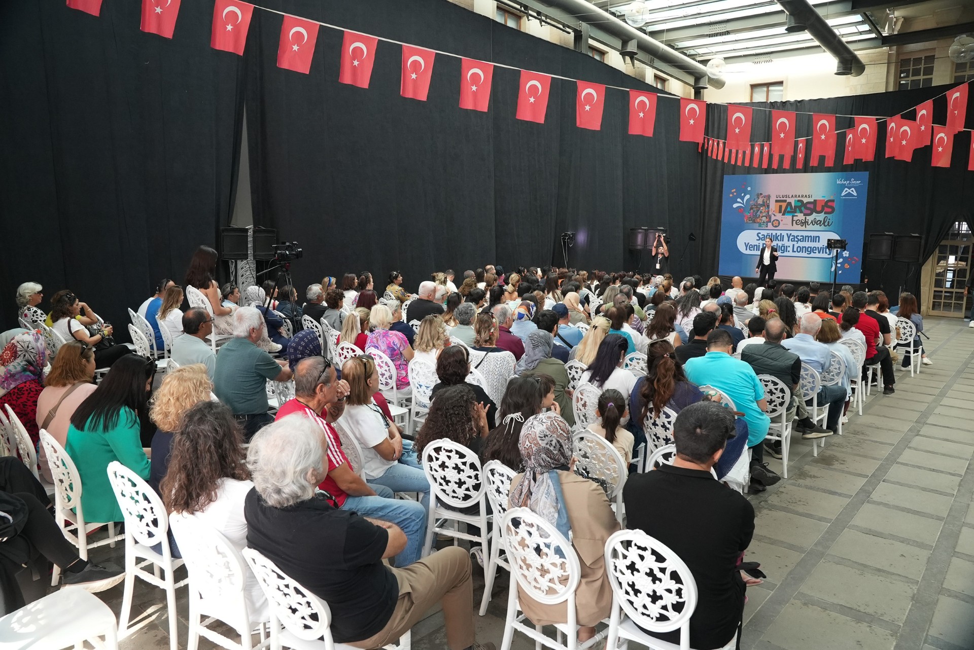 Thumbnail Ünlü Şef Dani̇lo Zanna, Uluslararasi Tarsus Festi̇vali̇’nde İlgi̇ Odaği Oldu (7)