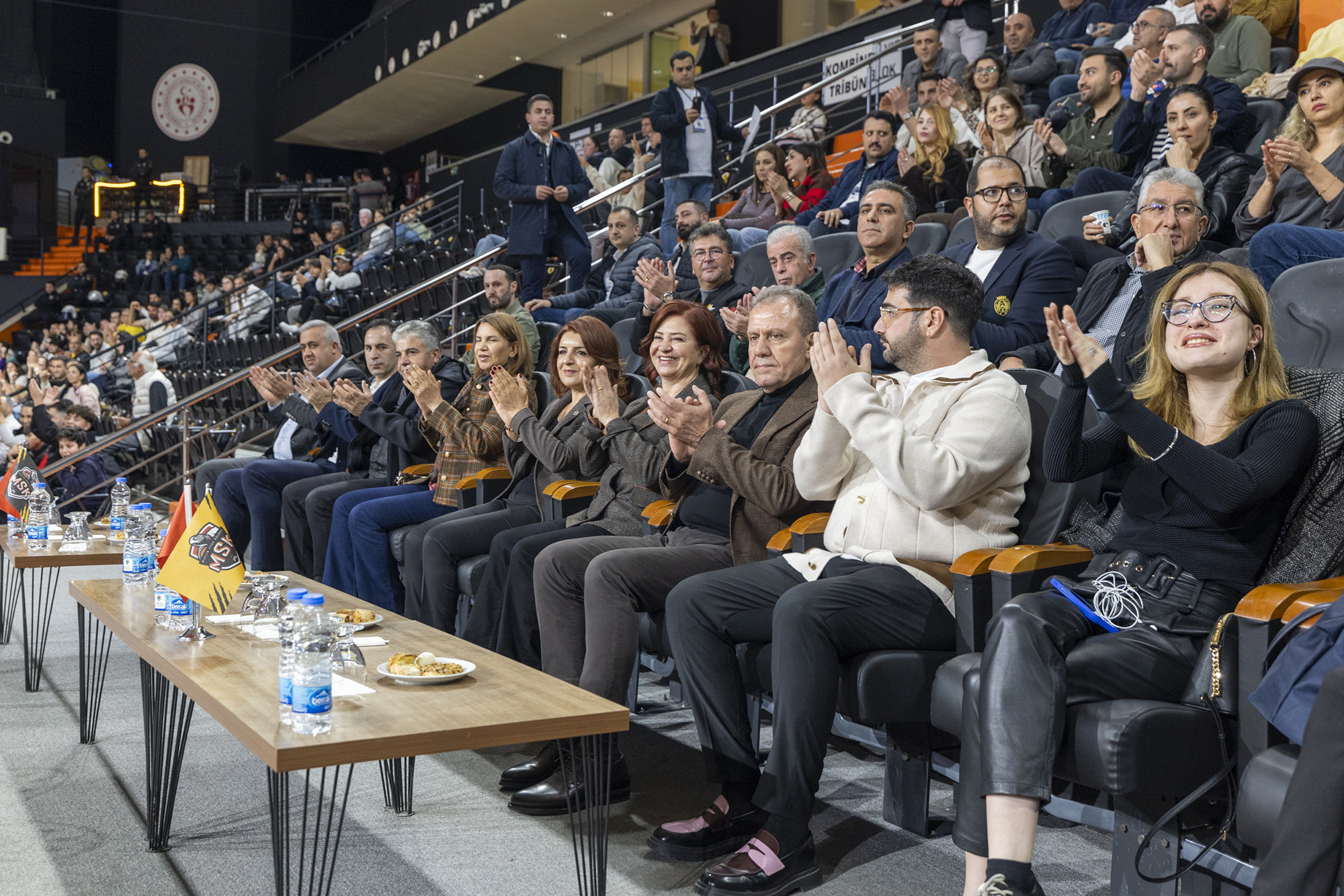 Başkan Seçer İle Meral Seçer, Carettalarin Parkedeki̇ Mücadelesi̇ne Tri̇bünden Destek Verdi̇ (1)