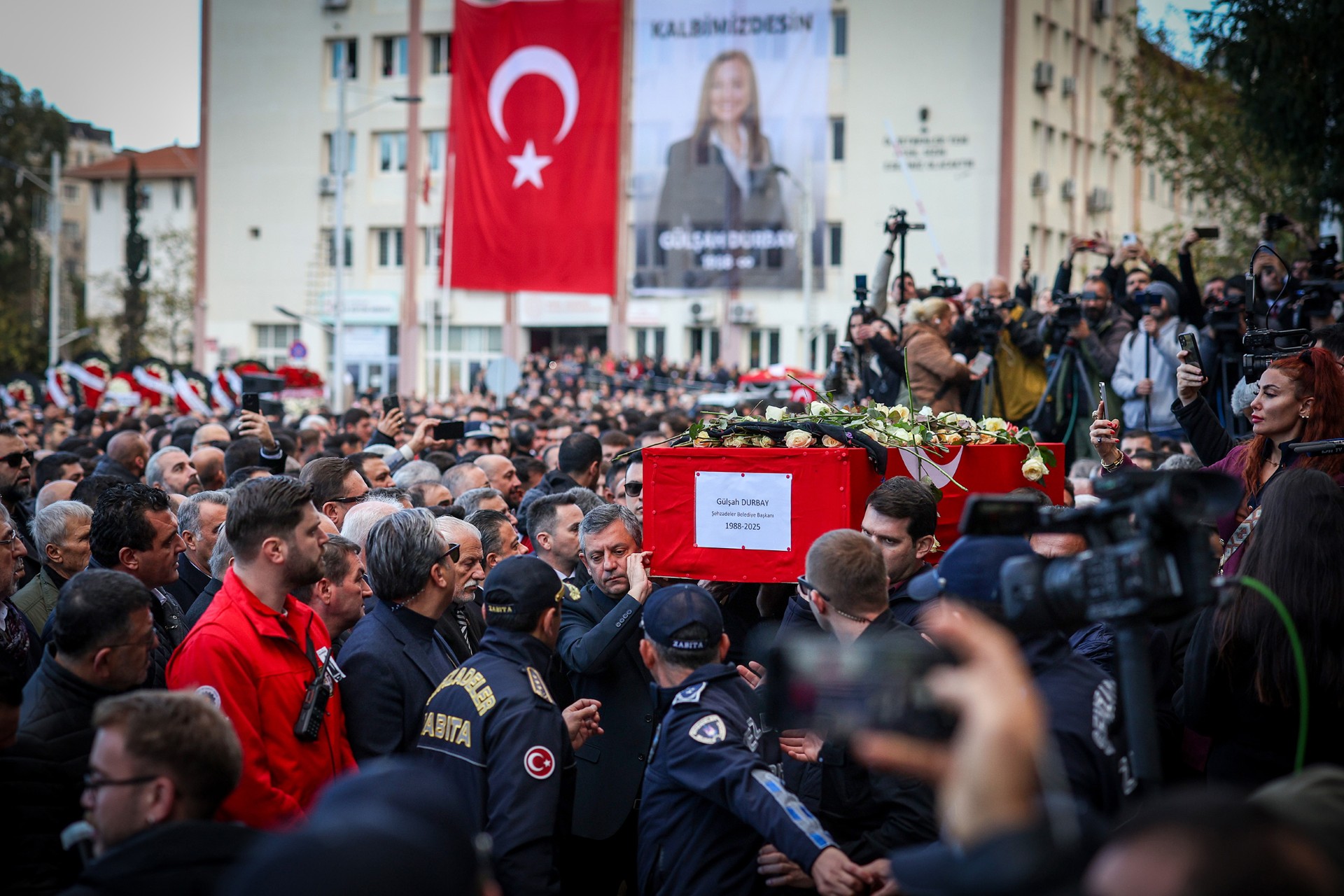 Thumbnail Başkan Seçer, Şehzadeler Beledi̇ye Başkani Gülşah Durbay’in Mani̇sa’daki̇ Cenaze Töreni̇ne Katildi (3)