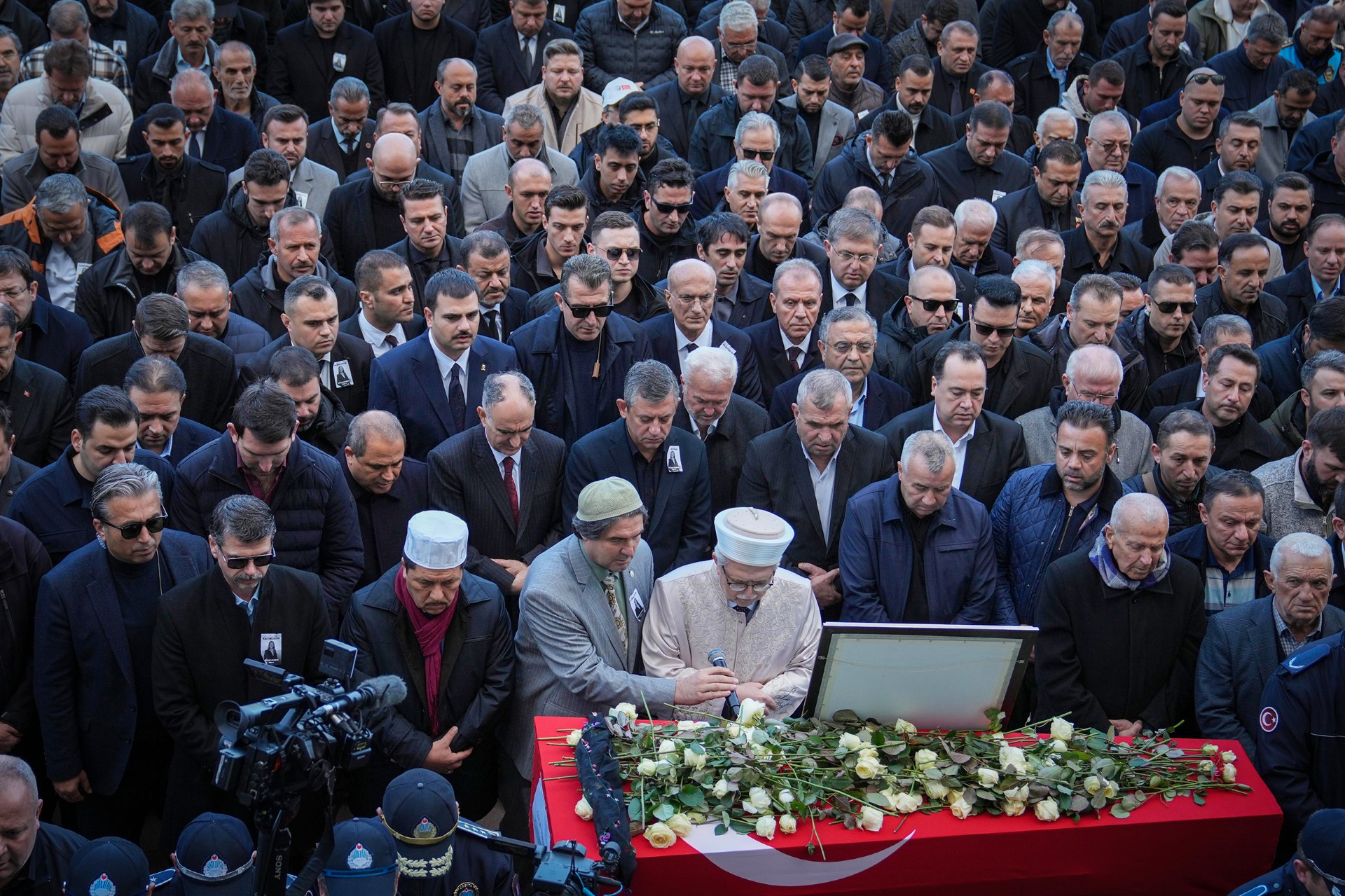 Thumbnail Başkan Seçer, Şehzadeler Beledi̇ye Başkani Gülşah Durbay’in Mani̇sa’daki̇ Cenaze Töreni̇ne Katildi (4)