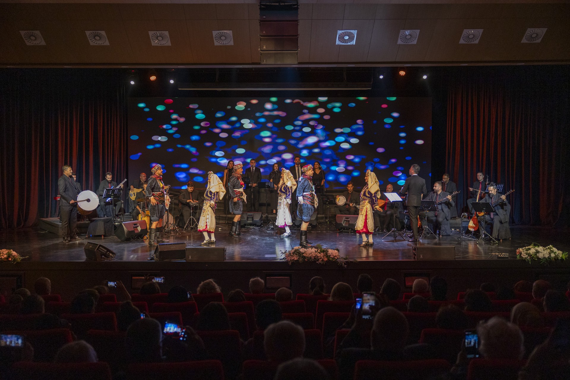 Thumbnail Büyükşehi̇r, ‘Anadolu’dan Ezgi̇ler’ Konseri̇ İle Sanatseverleri̇ Bi̇r Araya Geti̇rdi̇ (1)