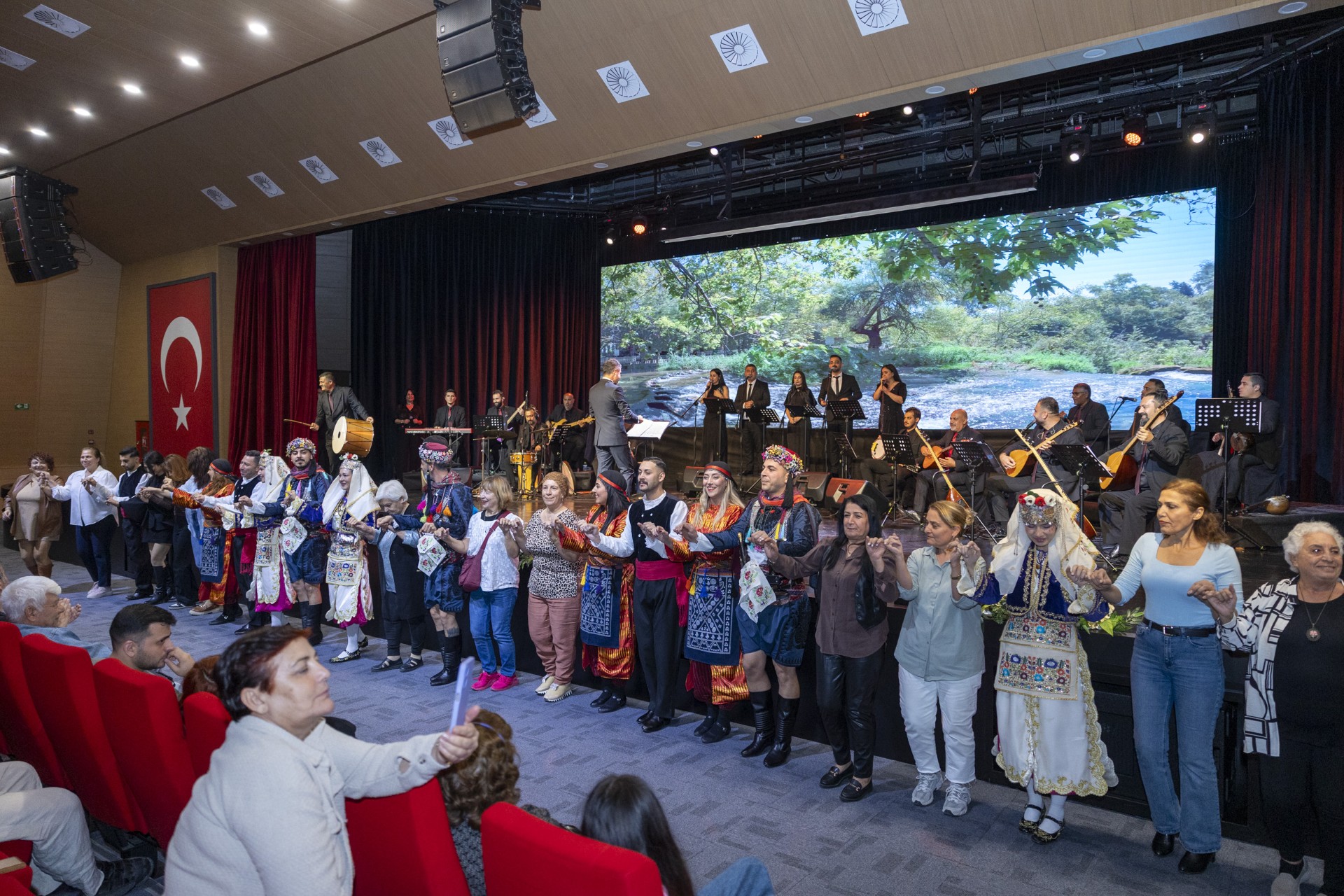 Thumbnail Büyükşehi̇r, ‘Anadolu’dan Ezgi̇ler’ Konseri̇ İle Sanatseverleri̇ Bi̇r Araya Geti̇rdi̇ (7)