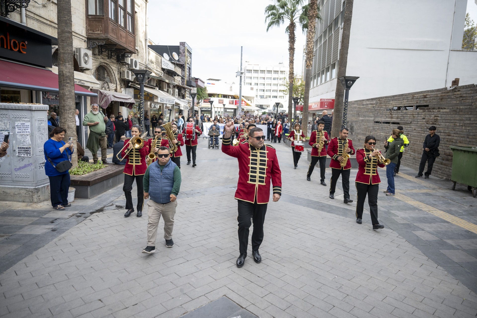 Thumbnail Büyükşehi̇r Koordi̇nesi̇nde ‘Dünya Engelli̇ler Günü’ Kapsaminda Yürüyüş Gerçekleşti̇ri̇ldi̇ (1)