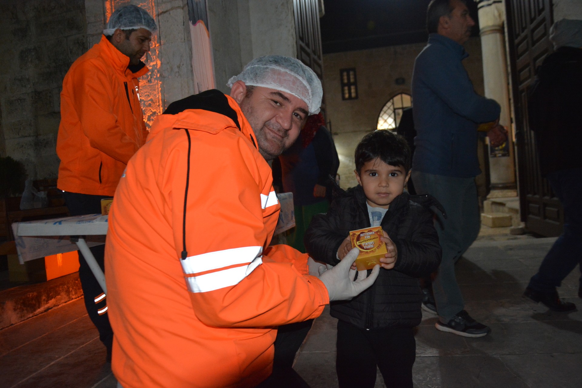 Thumbnail Büyükşehi̇r Regai̇p Kandi̇li̇’nde 15 Bi̇n Kandi̇l Si̇mi̇di̇ Dağitti (2)