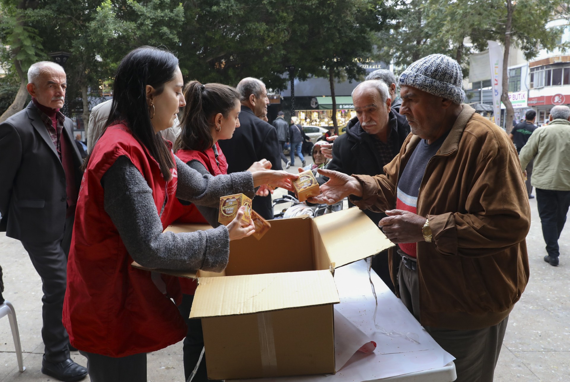 Thumbnail Büyükşehi̇r Regai̇p Kandi̇li̇’nde 15 Bi̇n Kandi̇l Si̇mi̇di̇ Dağitti (6)