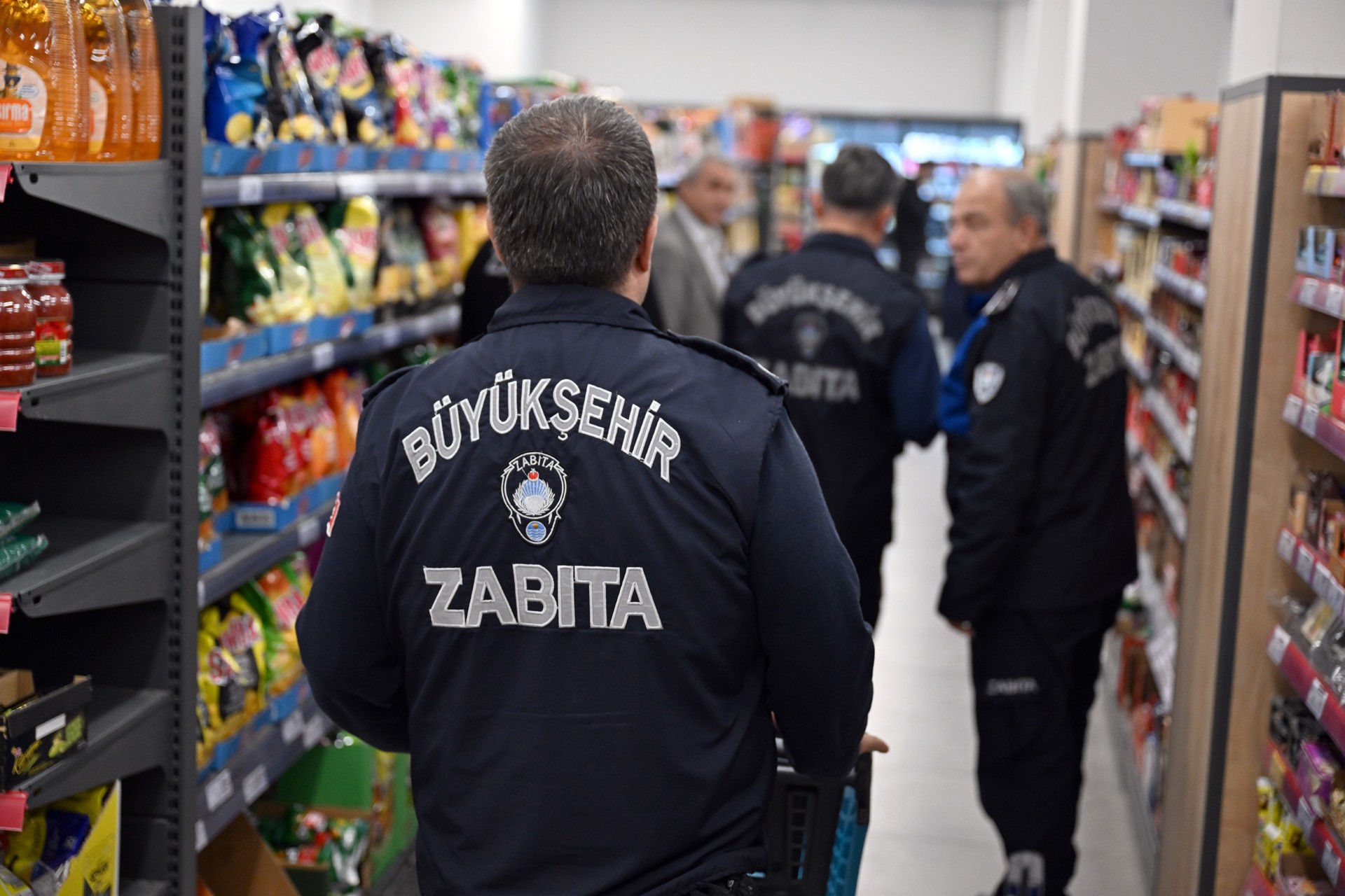 Thumbnail Büyükşehi̇r Zabita Eki̇pleri̇ Kentte Deneti̇mleri̇ni̇ Sürdüyor (1)