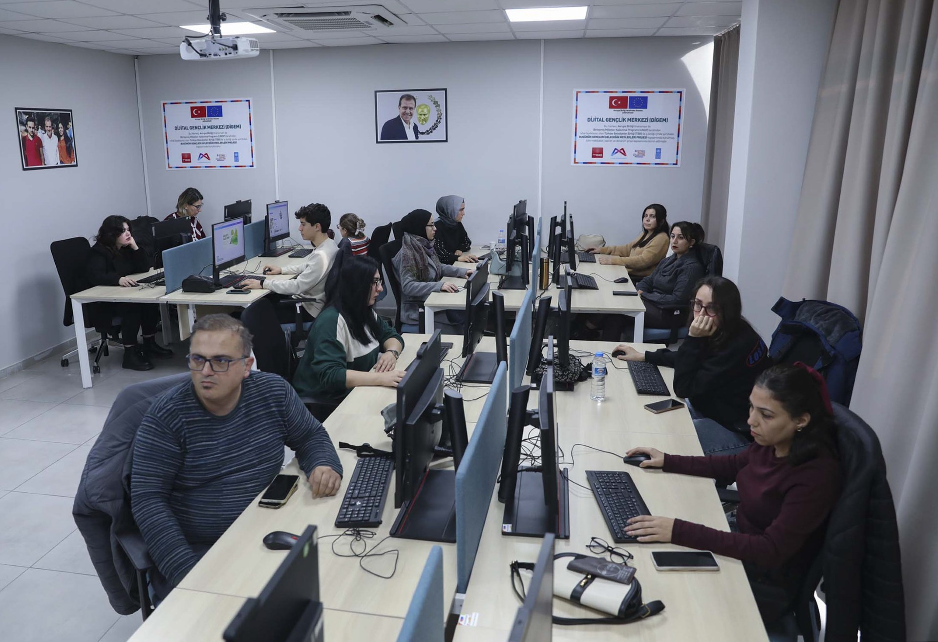 Thumbnail Mercek’te ‘Di̇ji̇tal Tasarim Ve Canva’ Kursuna Yoğun İlgi̇… (3)