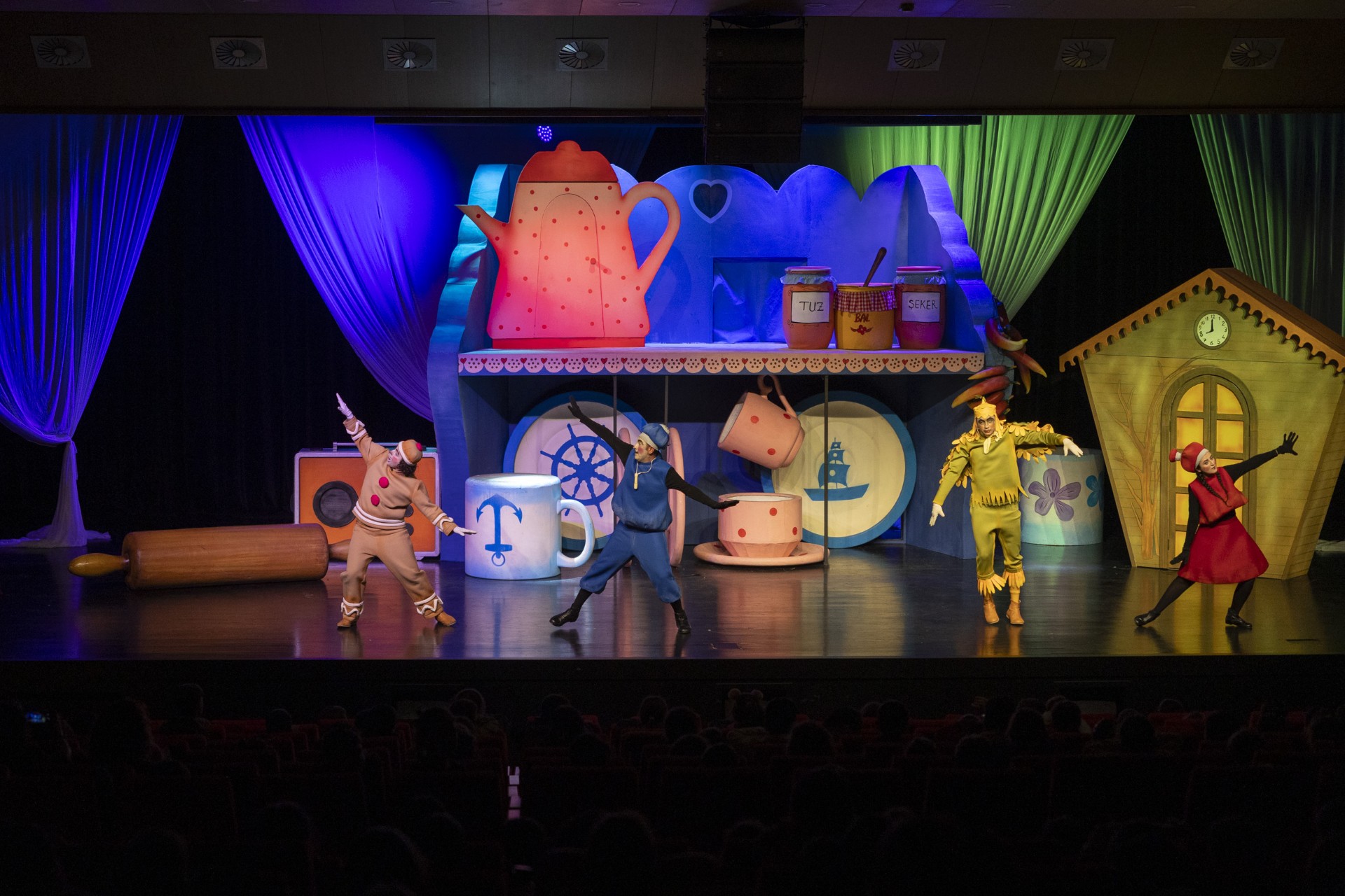 Thumbnail Mersi̇n Şehi̇r Ti̇yatrosu’ndan Yeni̇ Bi̇r Prömi̇yer ‘Bi̇sküvi̇ Adam’ (2)