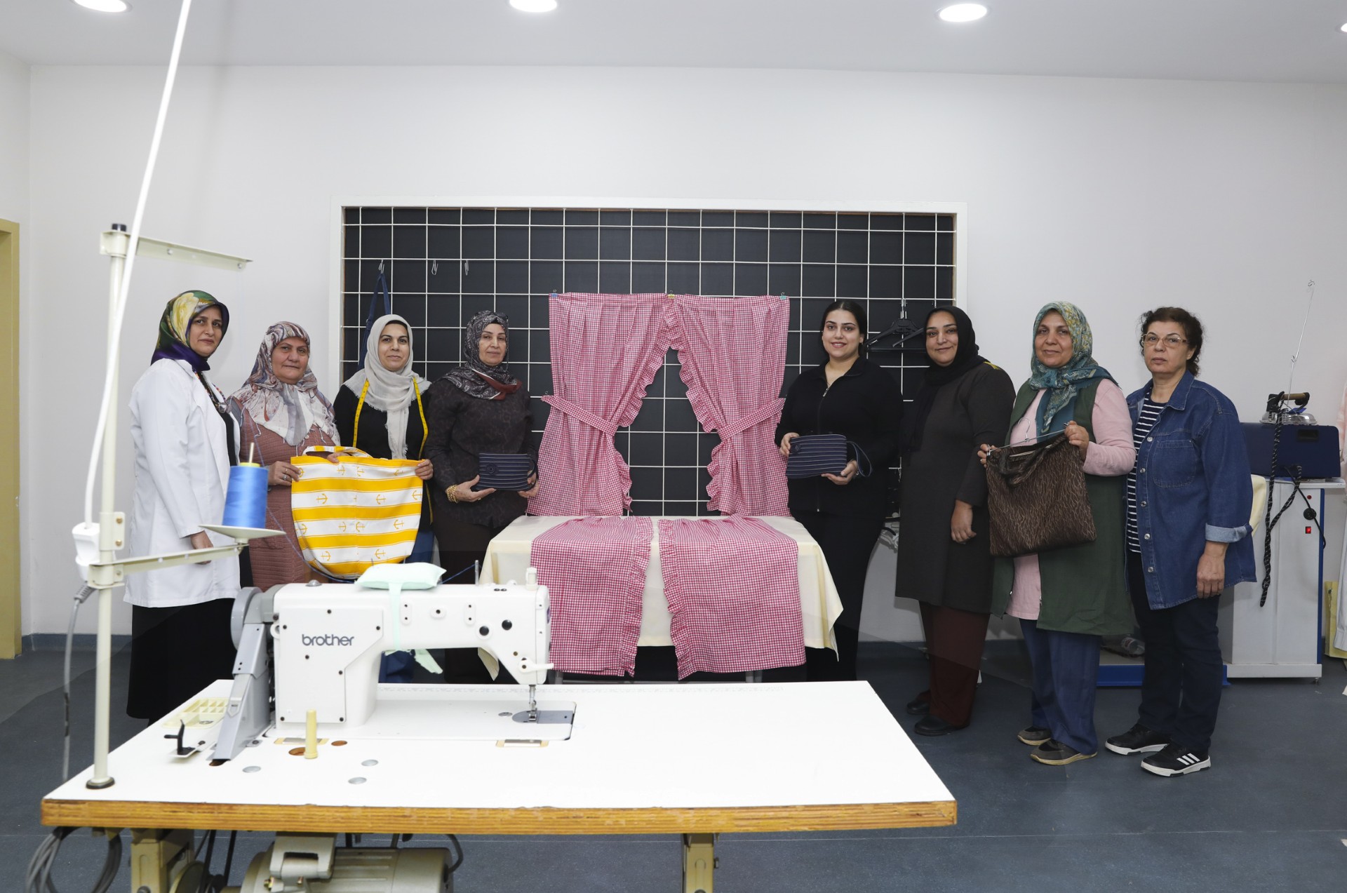 Thumbnail Özel Bi̇rey Anneleri̇ Büyükşehi̇r İle Hem Sosyalleşi̇yor Hem El İşi̇ Öğreni̇yor (1)