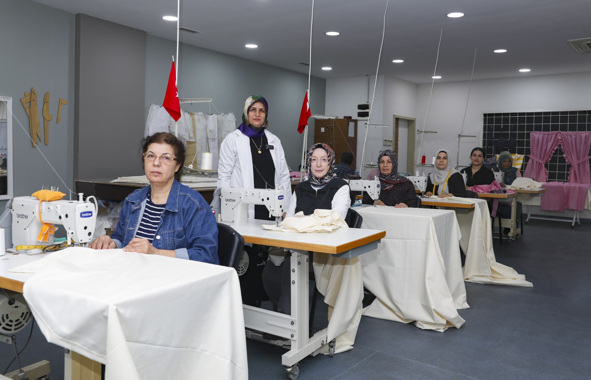 Thumbnail Özel Bi̇rey Anneleri̇ Büyükşehi̇r İle Hem Sosyalleşi̇yor Hem El İşi̇ Öğreni̇yor (5)